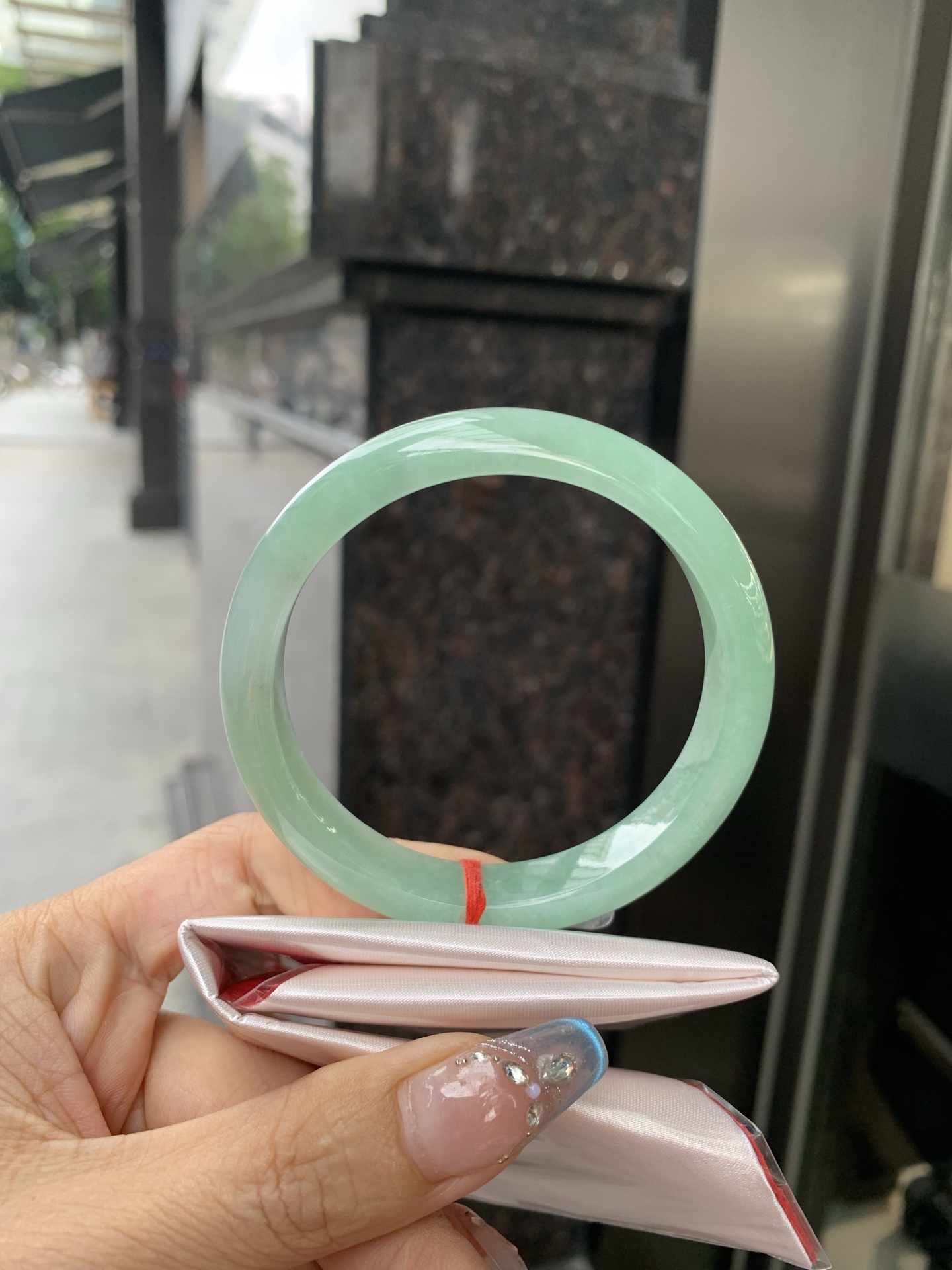 果绿正圈，58/7.3/11.4，0502-2A104，底妆水润，宛如新鲜的青苹果，充满了生机与活力，满圈底色均匀，上手显白显气质，折射出迷人的光芒