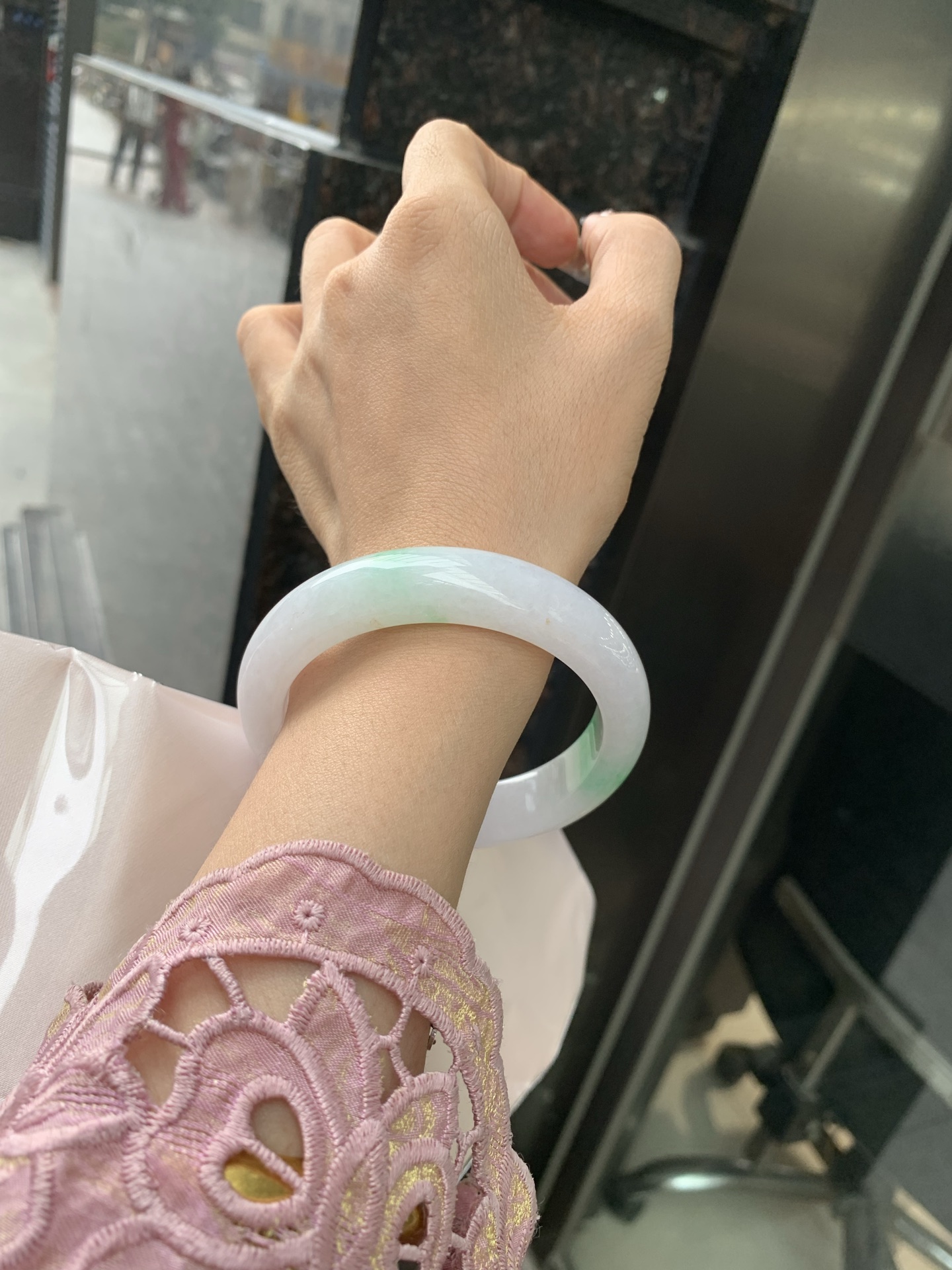 白底青宽版正圈，59.5-8.8-14，0502-N618，打灯细纹，不影响，底妆水润，几抹绿花飘舞，清新动人，更显灵动，有生命力