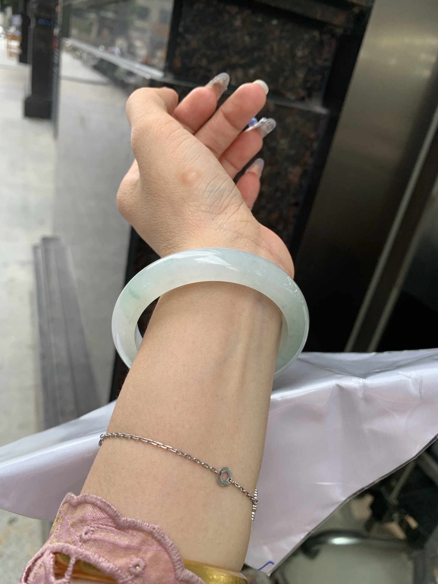 冰飘花正圈，56.2/8.4/11.9，0502-N615，底妆水润细腻，几抹蓝绿花灵动飘逸，意境感十足，古典优雅又秀气，无裂