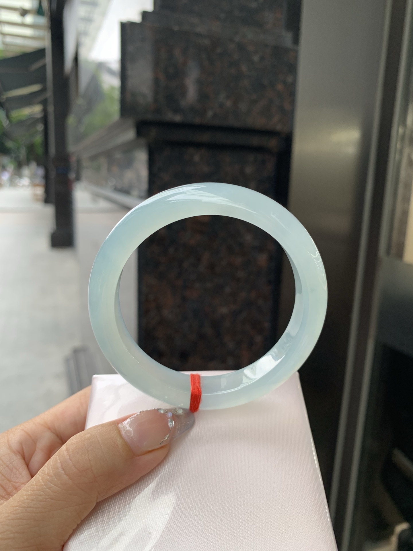 冰蓝正圈，57.4/8.4/11.7，0502-N584-1，底妆冰润细腻，千变万化的冰晴蓝底色，拥有海的颜色，却散发着星空的光芒，这是一只来自冰川蓝的清冷气质仙女镯，无裂