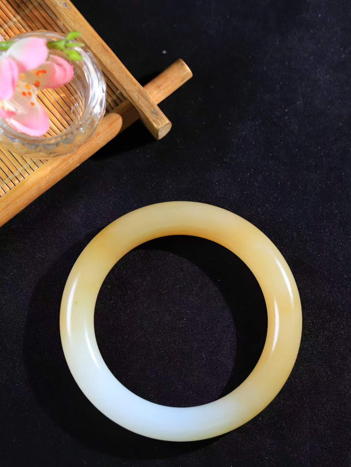 【暖玉生香·手镯】

精品和田玉糖白玉圆条手镯，质地油润细腻，色泽高贵典雅，镯型古朴典雅。在诗情画意的雨巷相遇，你是我腕间的一抹风情，有你眸有深情，清风荡漾湖间静水，我愿俯身低眉，在烟波涟漪处，寻你深情倩影。内径53mm尺寸10.2-10.5mm重49克  69413051T