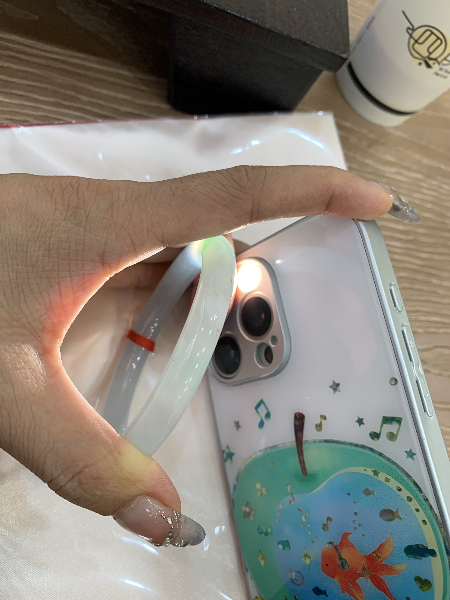 冰飘绿洒金圆条，56.9/9.2/8.9，0502-N604，打灯棉纹，玉质冰润细腻，有洒金特色，清爽的底子飘一抹甜阳绿花，鲜活而灵动，犹如新冒的嫩芽，艳丽惹人
