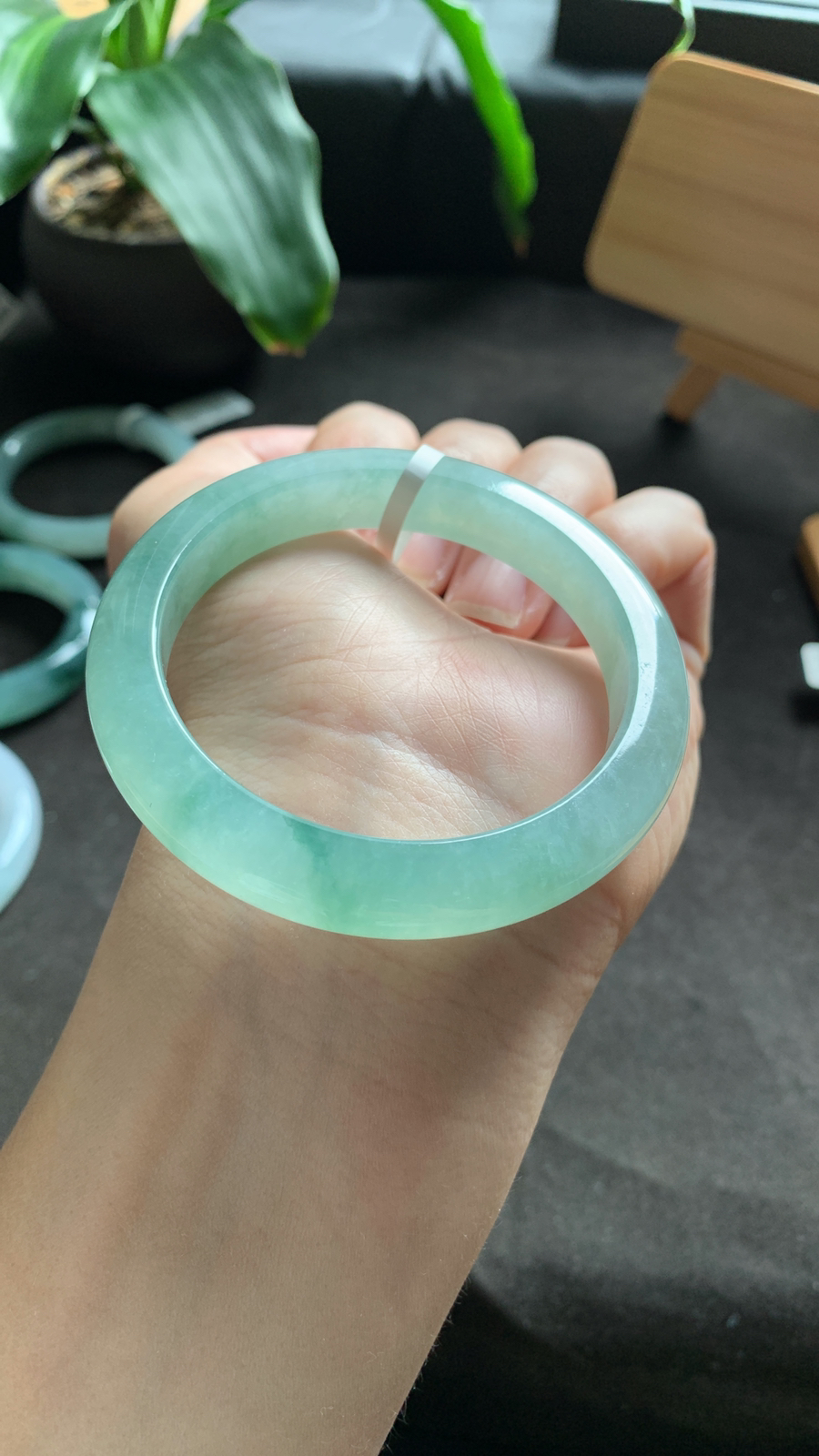 52圈口 天然A货翡翠飘绿手镯 种水好 水润细腻
