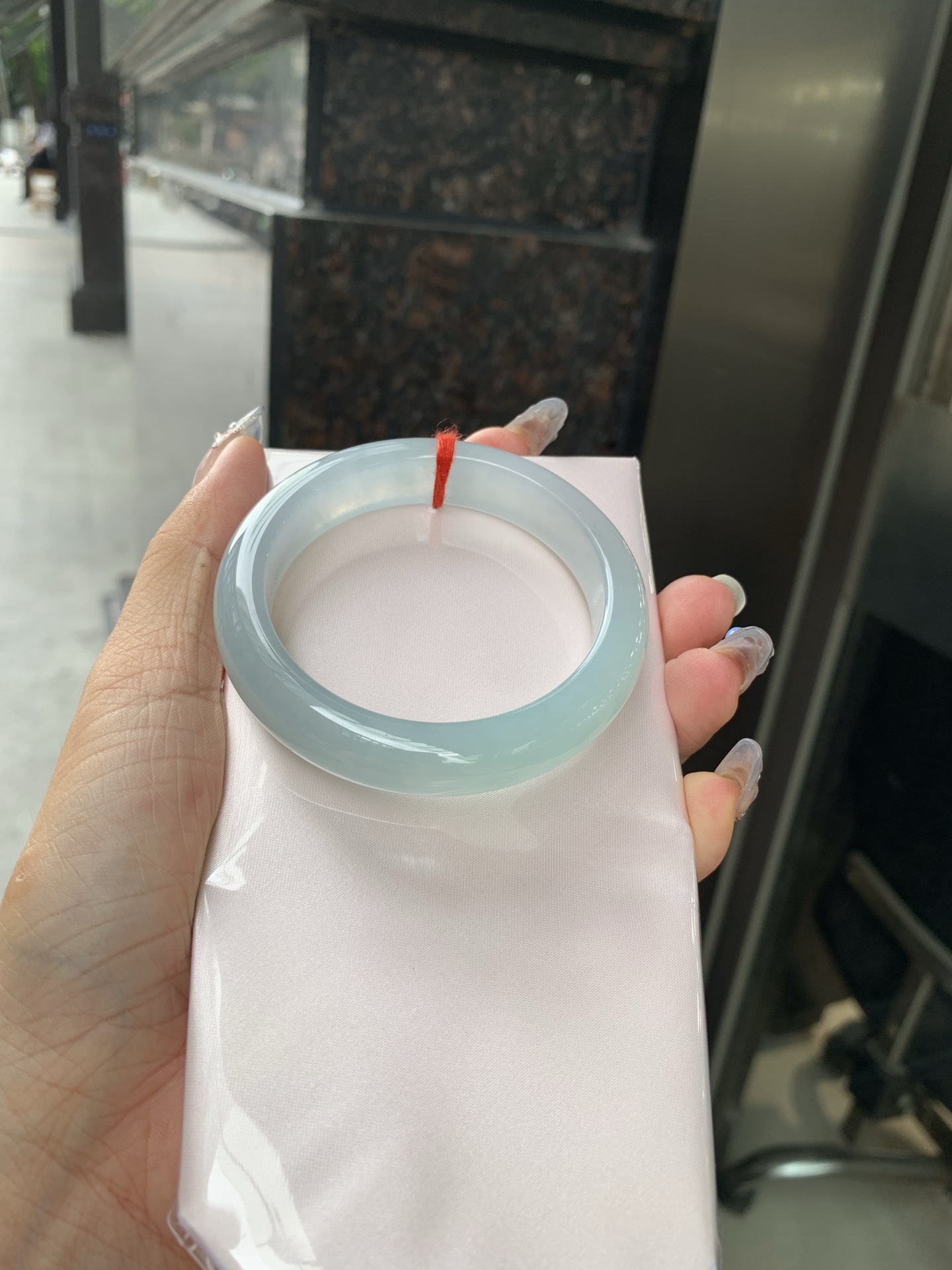 冰晴正圈，54/8.2/12.4，0502-4A101，打灯棉线，底妆水润，满圈渐变晴底，像初春嫩芽落入清泉，均匀柔和，抬眼就是一片宁静感