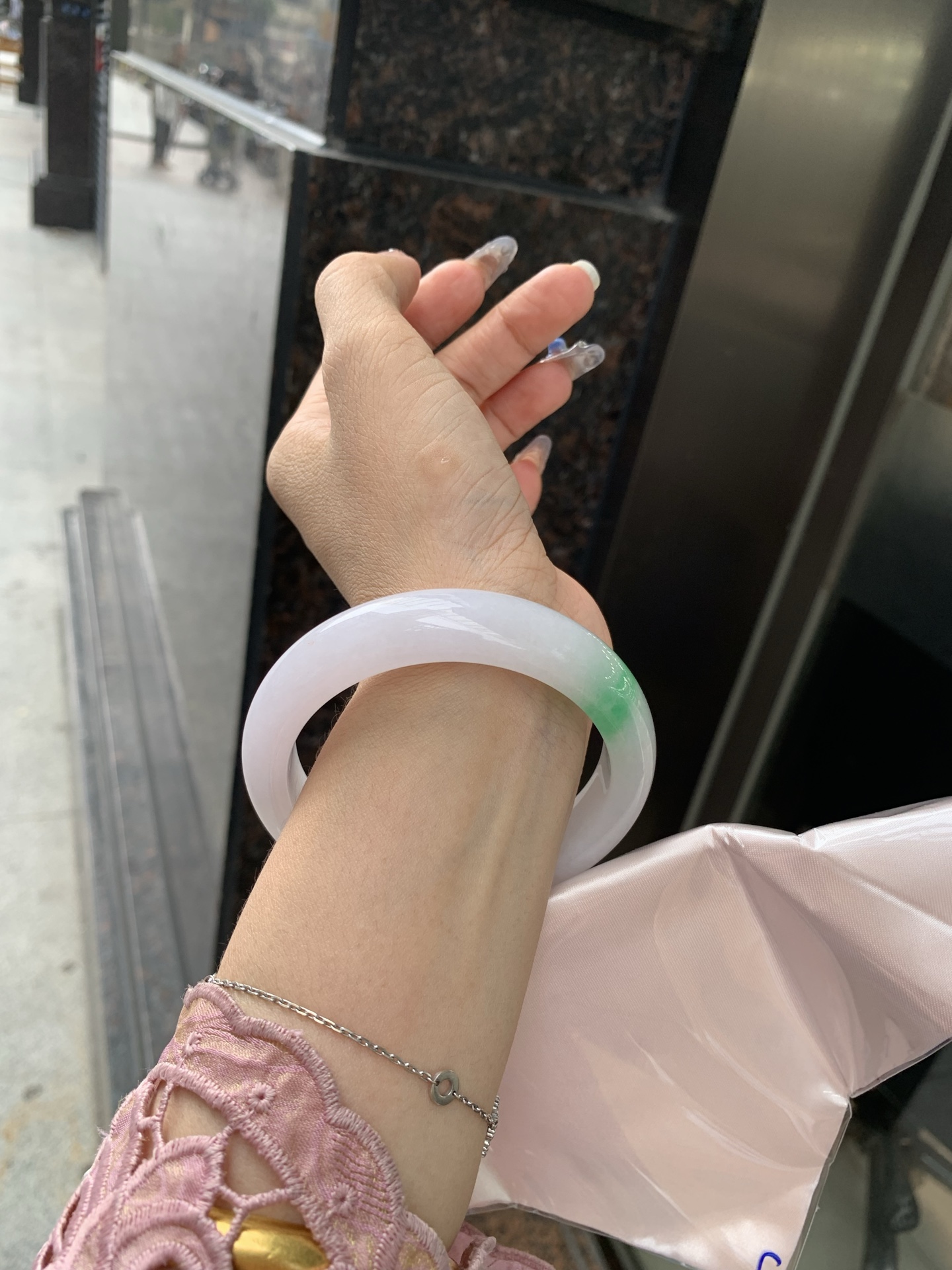白底青宽版正圈，59.5-8.8-14，0502-N618，打灯细纹，不影响，底妆水润，几抹绿花飘舞，清新动人，更显灵动，有生命力