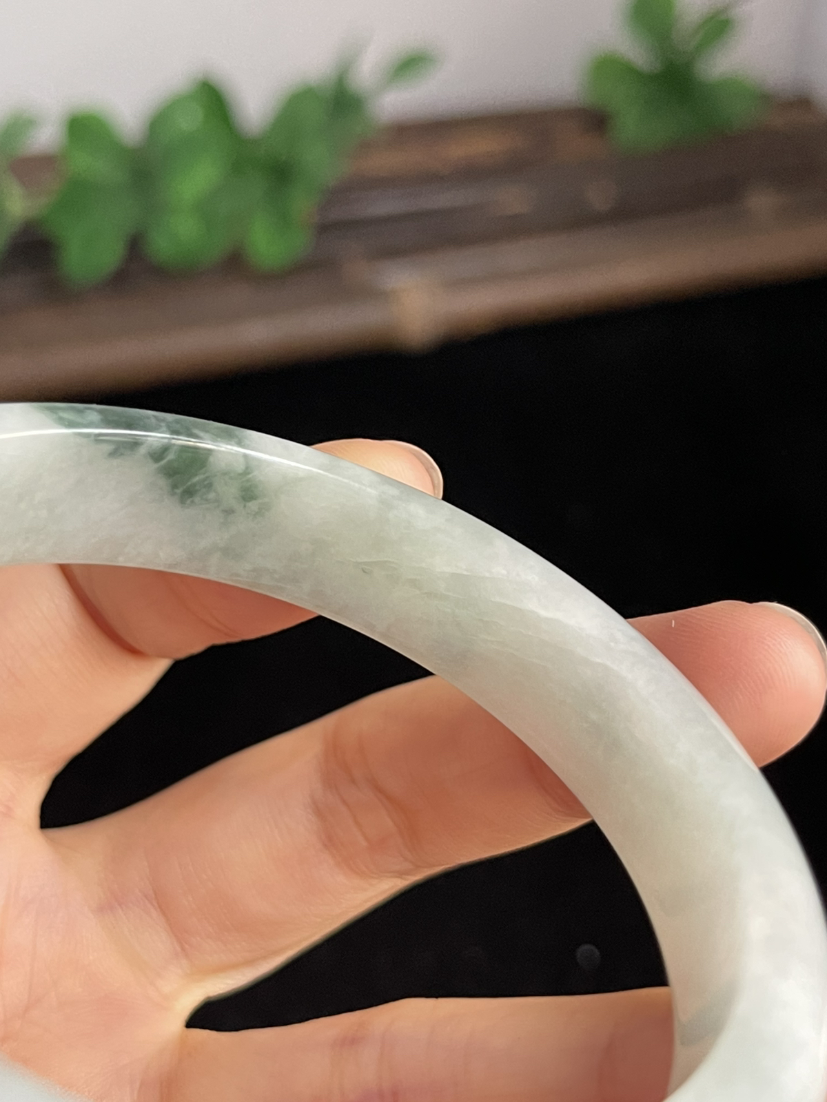 正圈58.5圈口，翡翠手镯，底子通透，种老肉细，飘片片绿花，灵动漂亮