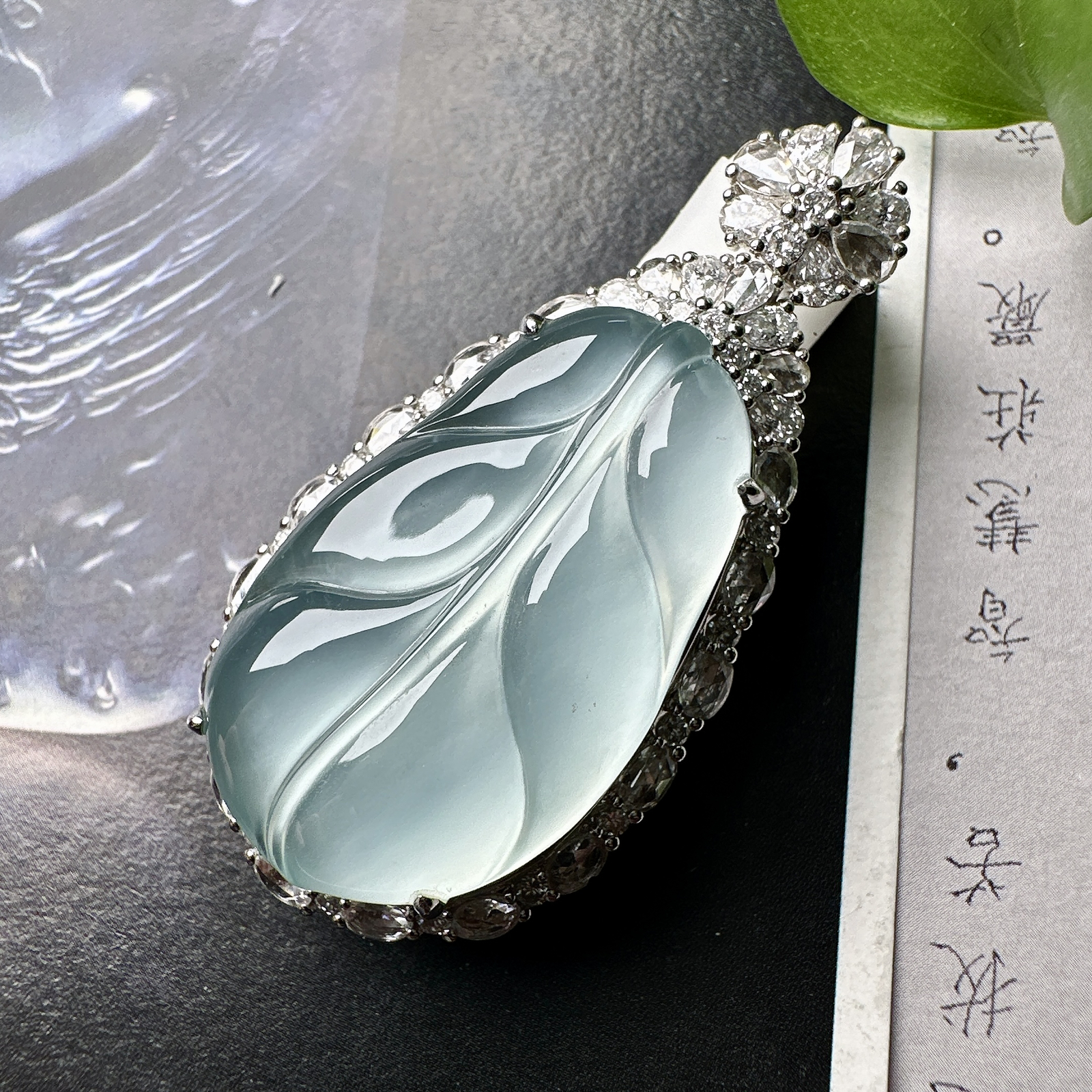 【冰种天空蓝叶子】金枝玉叶，质地细腻，冰润透亮，光泽出众，18k金钻镶嵌，裸石尺寸29.7*17.8*5.2毫米
