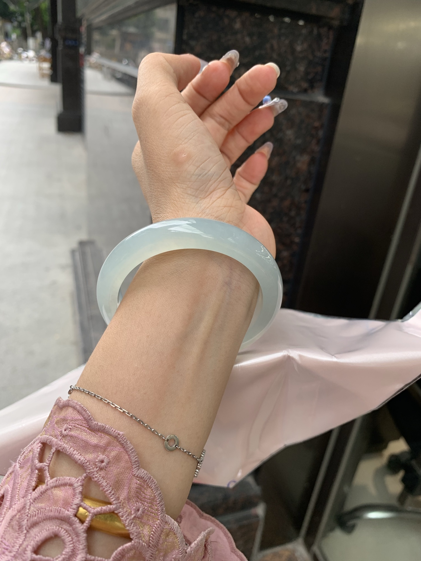 冰蓝正圈，57.4/8.4/11.7，0502-N584-1，底妆冰润细腻，千变万化的冰晴蓝底色，拥有海的颜色，却散发着星空的光芒，这是一只来自冰川蓝的清冷气质仙女镯，无裂