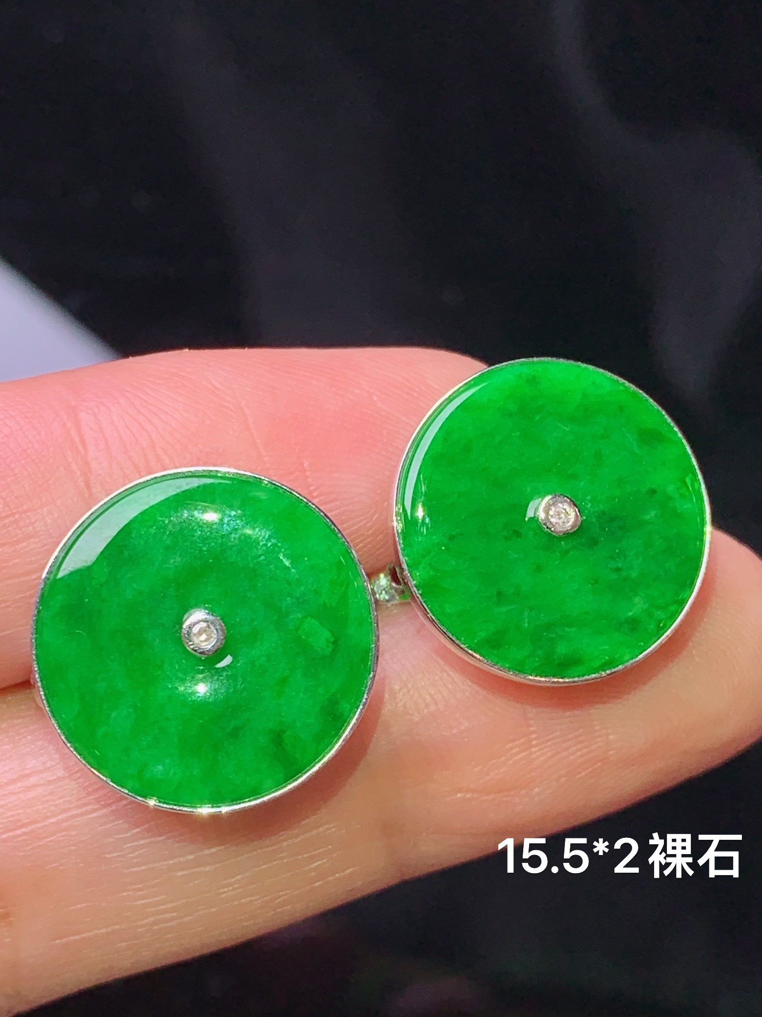 18k金镶嵌满绿平安扣耳钉 玉质细腻 色泽艳丽清新 水润亮眼 整体尺寸15.5*2b1