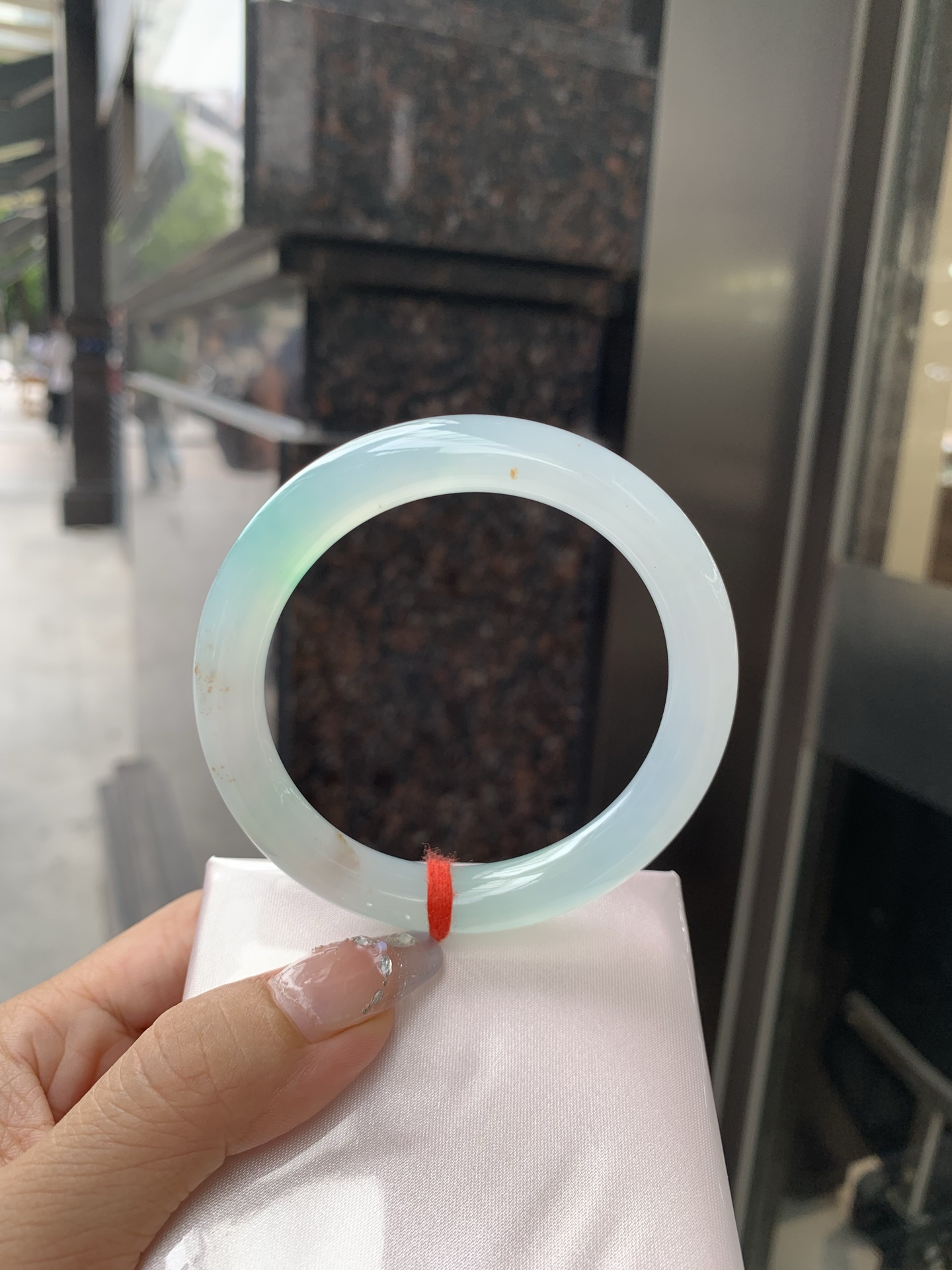 冰飘绿洒金圆条，56.9/9.2/8.9，0502-N604，打灯棉纹，玉质冰润细腻，有洒金特色，清爽的底子飘一抹甜阳绿花，鲜活而灵动，犹如新冒的嫩芽，艳丽惹人