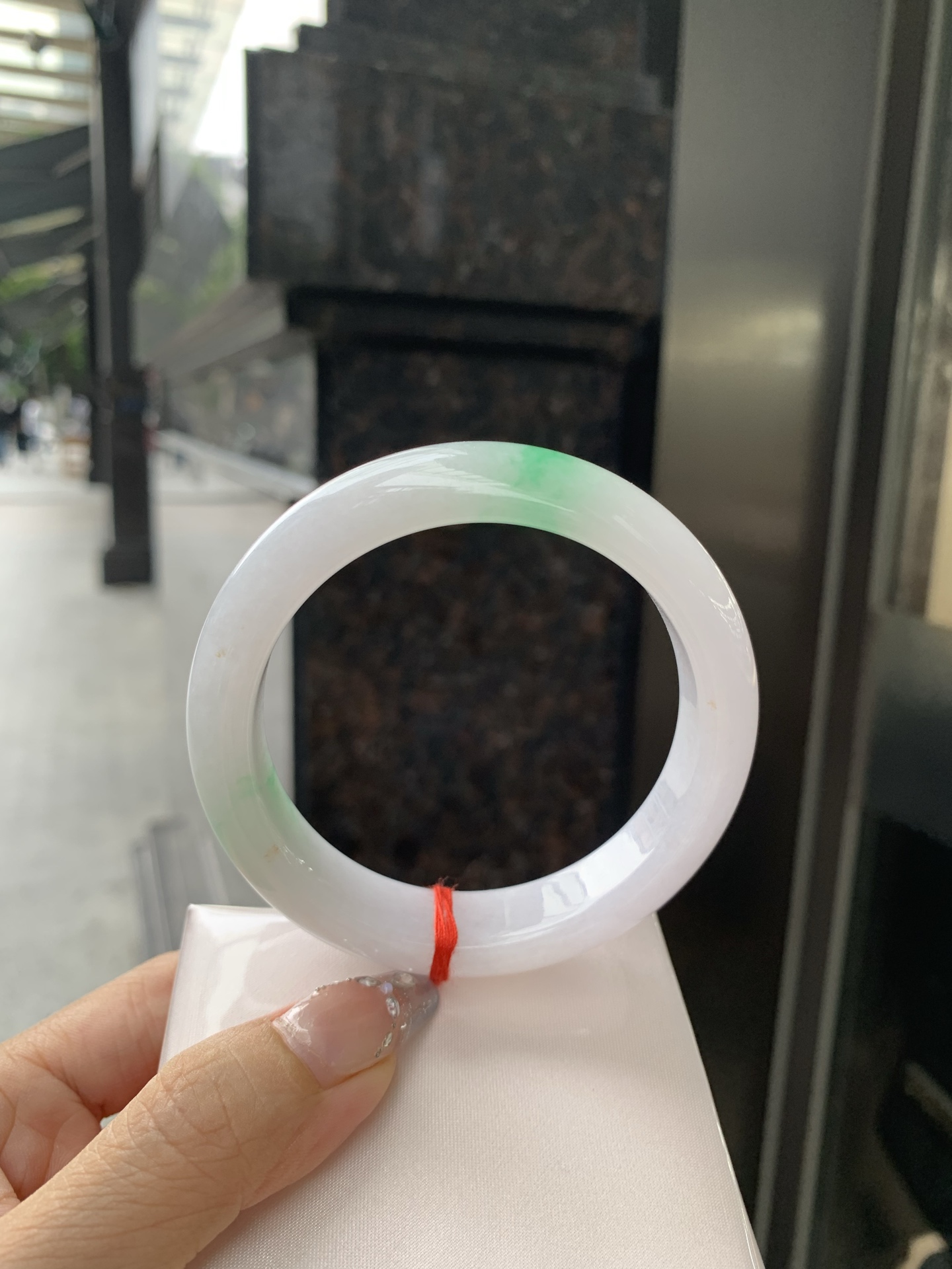 白底青宽版正圈，59.5-8.8-14，0502-N618，打灯细纹，不影响，底妆水润，几抹绿花飘舞，清新动人，更显灵动，有生命力