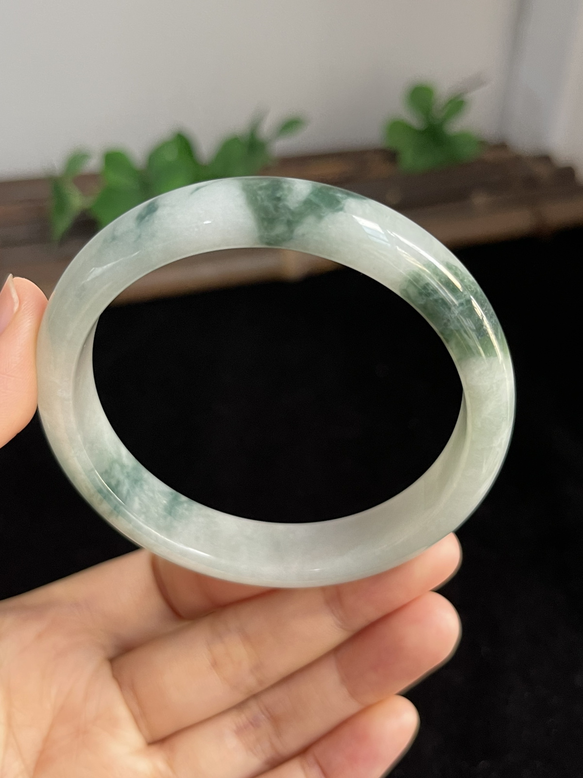 正圈58.5圈口，翡翠手镯，底子通透，种老肉细，飘片片绿花，灵动漂亮