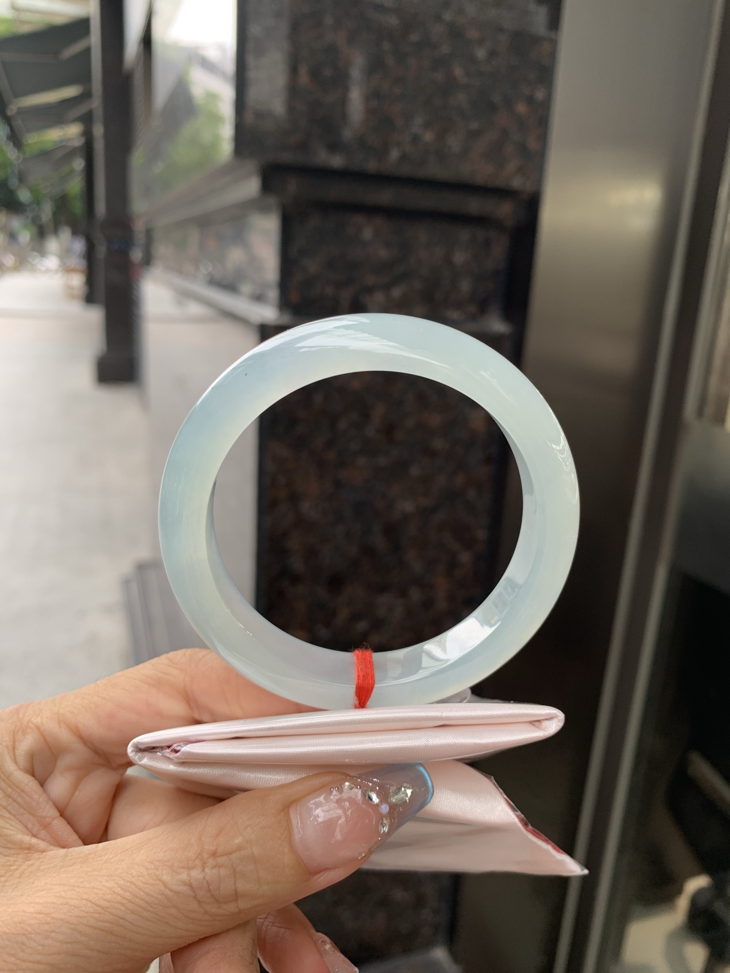 冰蓝正圈，57.4/8.4/11.7，0502-N584-1，底妆冰润细腻，千变万化的冰晴蓝底色，拥有海的颜色，却散发着星空的光芒，这是一只来自冰川蓝的清冷气质仙女镯，无裂