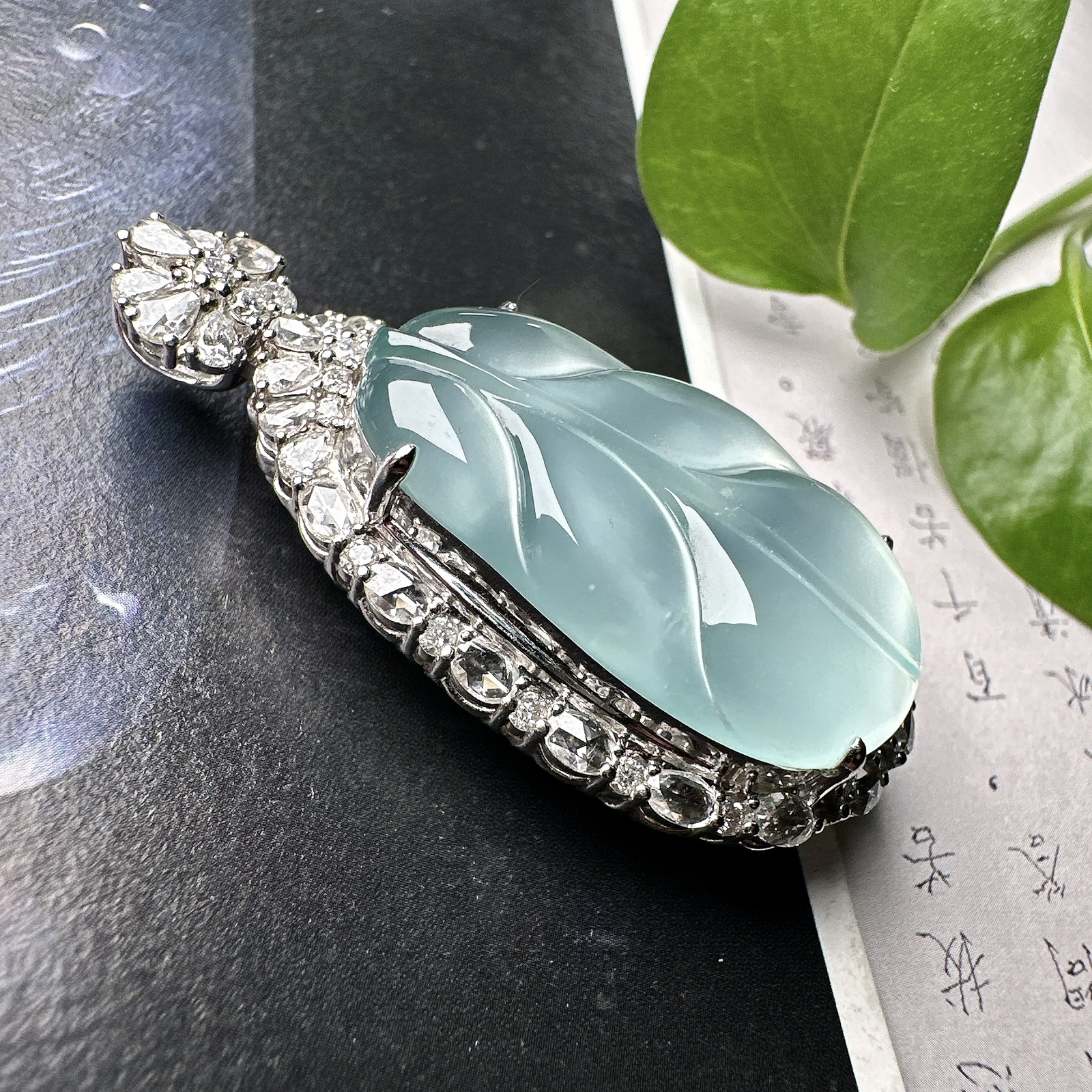 【冰种天空蓝叶子】金枝玉叶，质地细腻，冰润透亮，光泽出众，18k金钻镶嵌，裸石尺寸29.7*17.8*5.2毫米