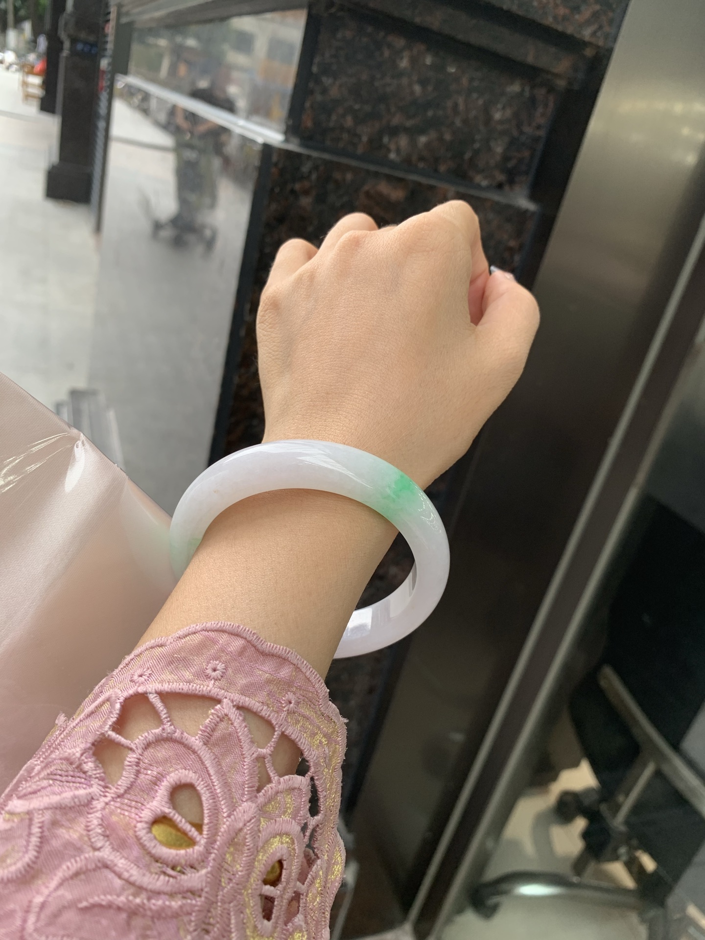 白底青宽版正圈，59.5-8.8-14，0502-N618，打灯细纹，不影响，底妆水润，几抹绿花飘舞，清新动人，更显灵动，有生命力