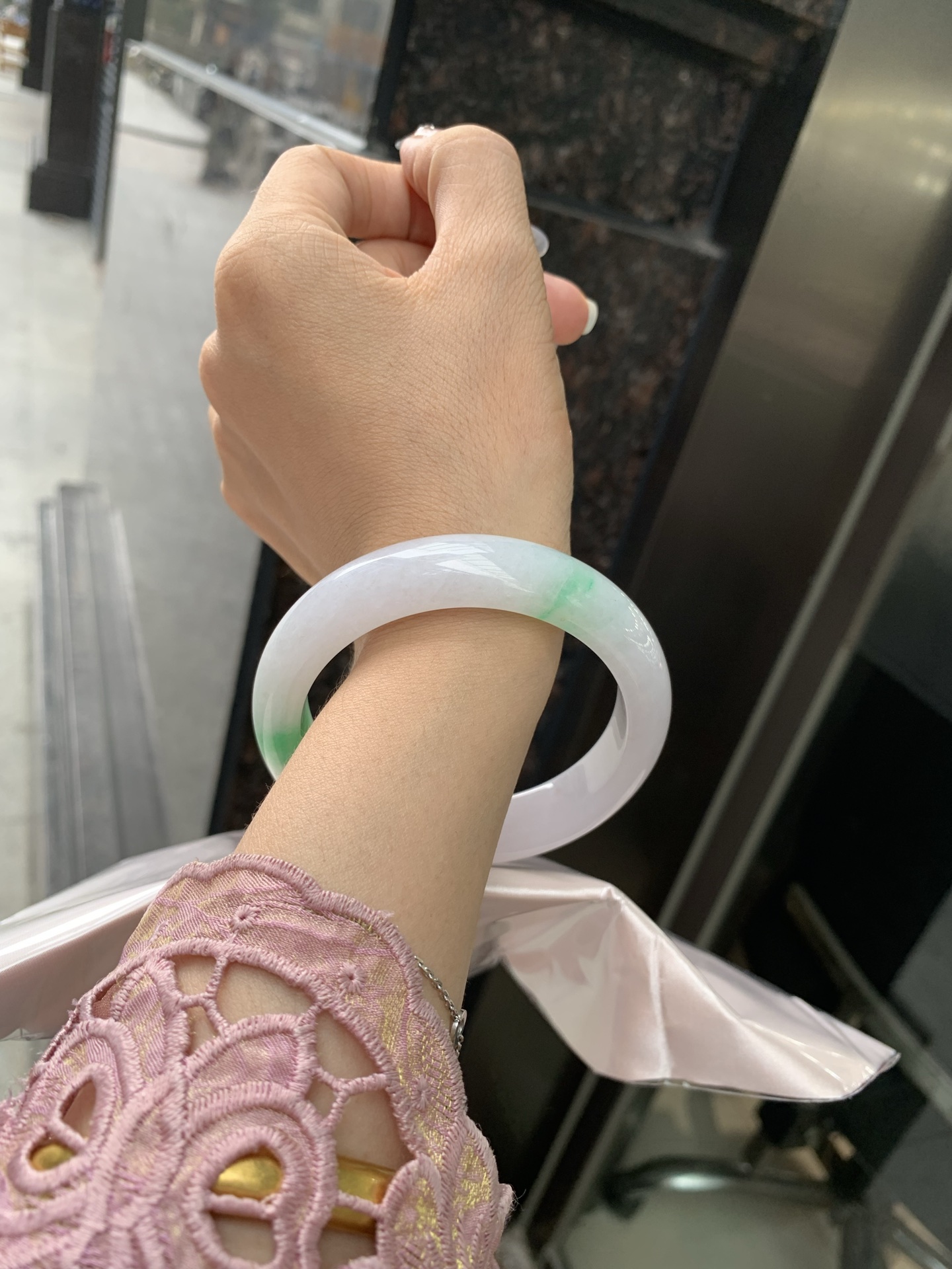 白底青宽版正圈，59.5-8.8-14，0502-N618，打灯细纹，不影响，底妆水润，几抹绿花飘舞，清新动人，更显灵动，有生命力