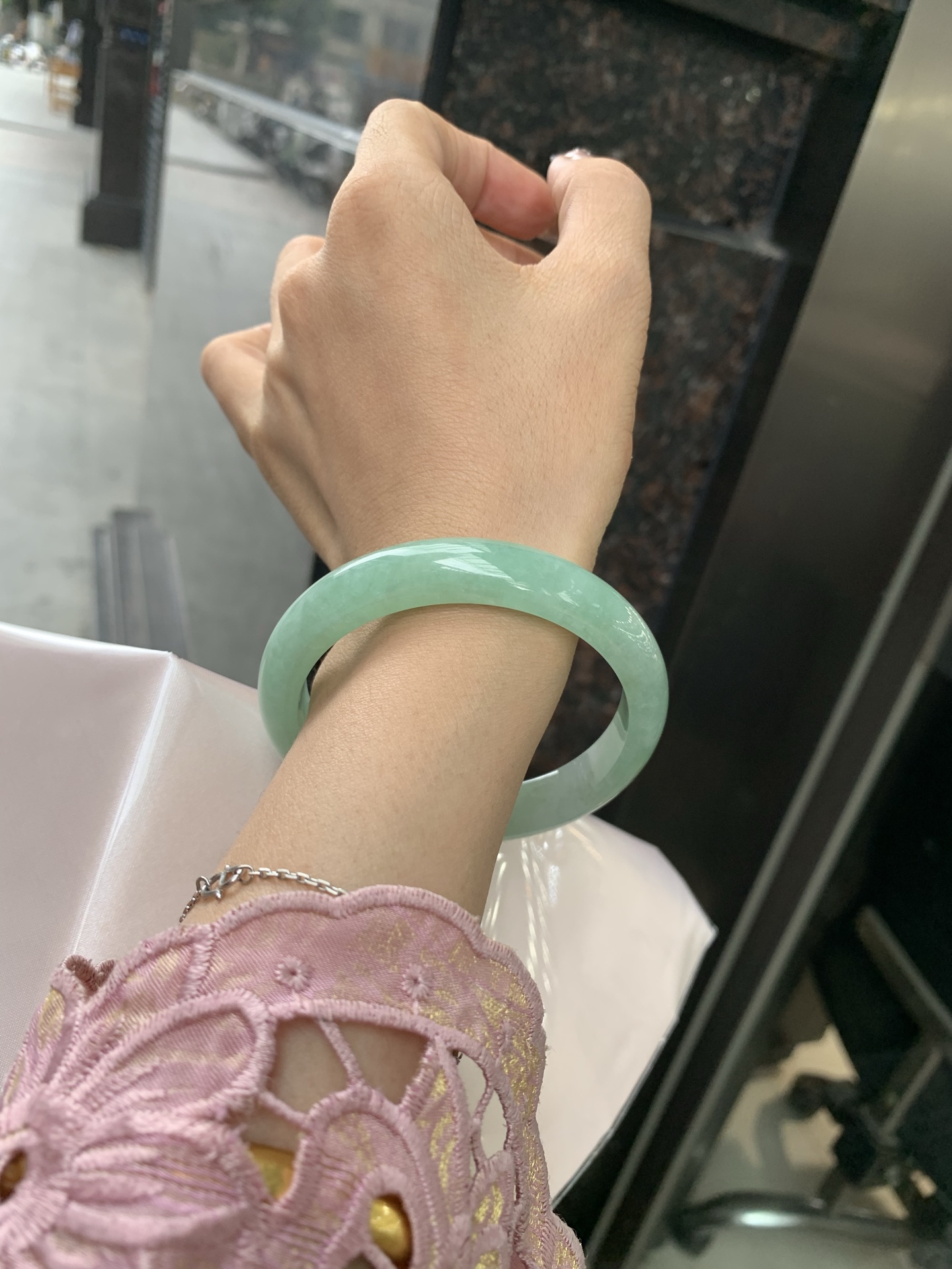果绿正圈，58/7.3/11.4，0502-2A104，底妆水润，宛如新鲜的青苹果，充满了生机与活力，满圈底色均匀，上手显白显气质，折射出迷人的光芒