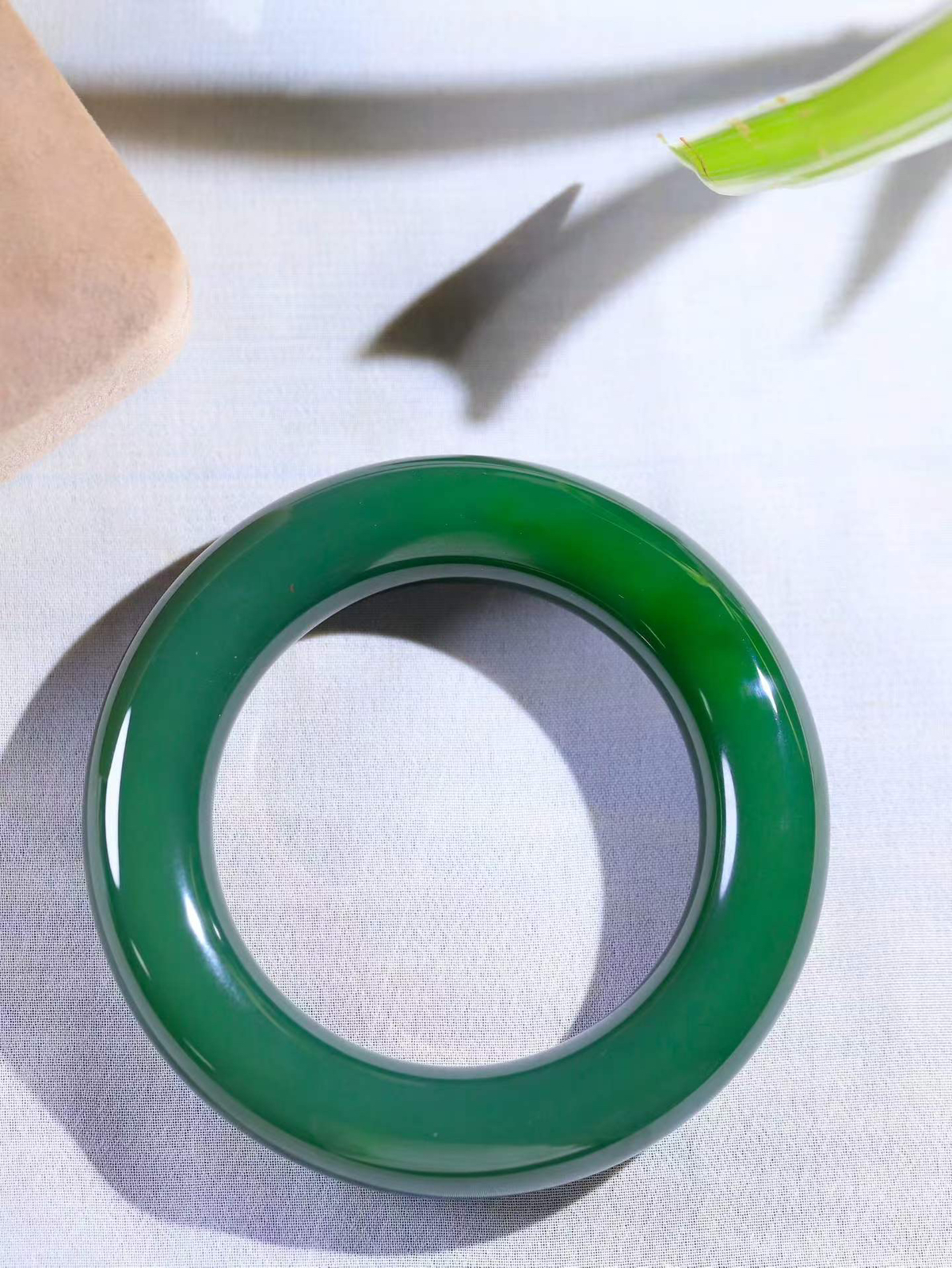 【碧波流转·手镯】

收藏级臻品️和田玉碧玉圆条手镯，玉质细腻温润，手感舒适，️线条流畅，简约大气，美自天成，佩戴于腕间，婉约之美，举手投足间透出那份低调奢华，醉人心扉。
重117.2克 内径圈口54.5mm  尺寸15.2-15mm  FDT-11463033