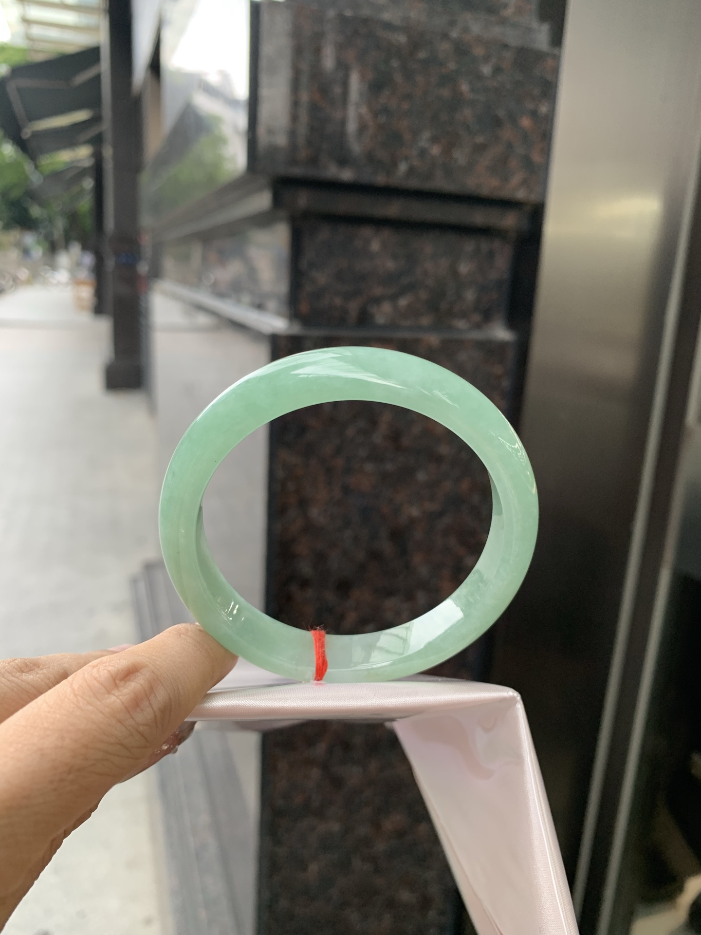 果绿正圈，58/7.3/11.4，0502-2A104，底妆水润，宛如新鲜的青苹果，充满了生机与活力，满圈底色均匀，上手显白显气质，折射出迷人的光芒
