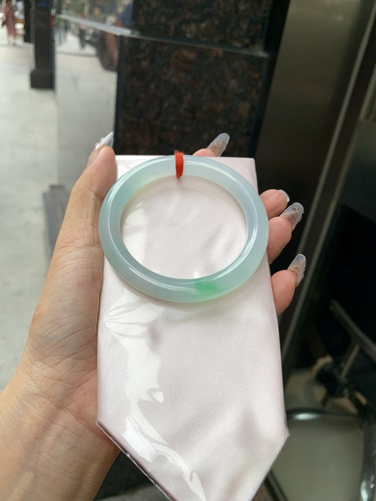 冰飘绿洒金圆条，56.9/9.2/8.9，0502-N604，打灯棉纹，玉质冰润细腻，有洒金特色，清爽的底子飘一抹甜阳绿花，鲜活而灵动，犹如新冒的嫩芽，艳丽惹人