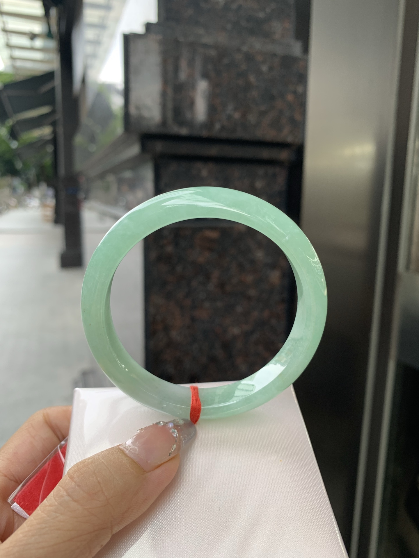 果绿正圈，58/7.3/11.4，0502-2A104，底妆水润，宛如新鲜的青苹果，充满了生机与活力，满圈底色均匀，上手显白显气质，折射出迷人的光芒
