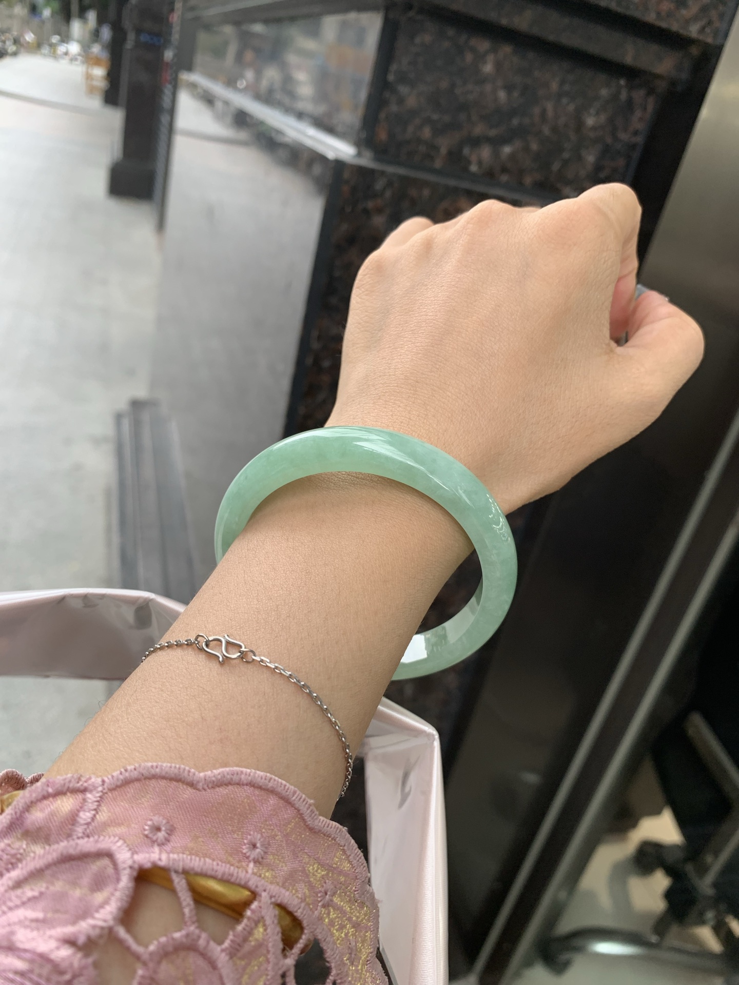 果绿正圈，58/7.3/11.4，0502-2A104，底妆水润，宛如新鲜的青苹果，充满了生机与活力，满圈底色均匀，上手显白显气质，折射出迷人的光芒