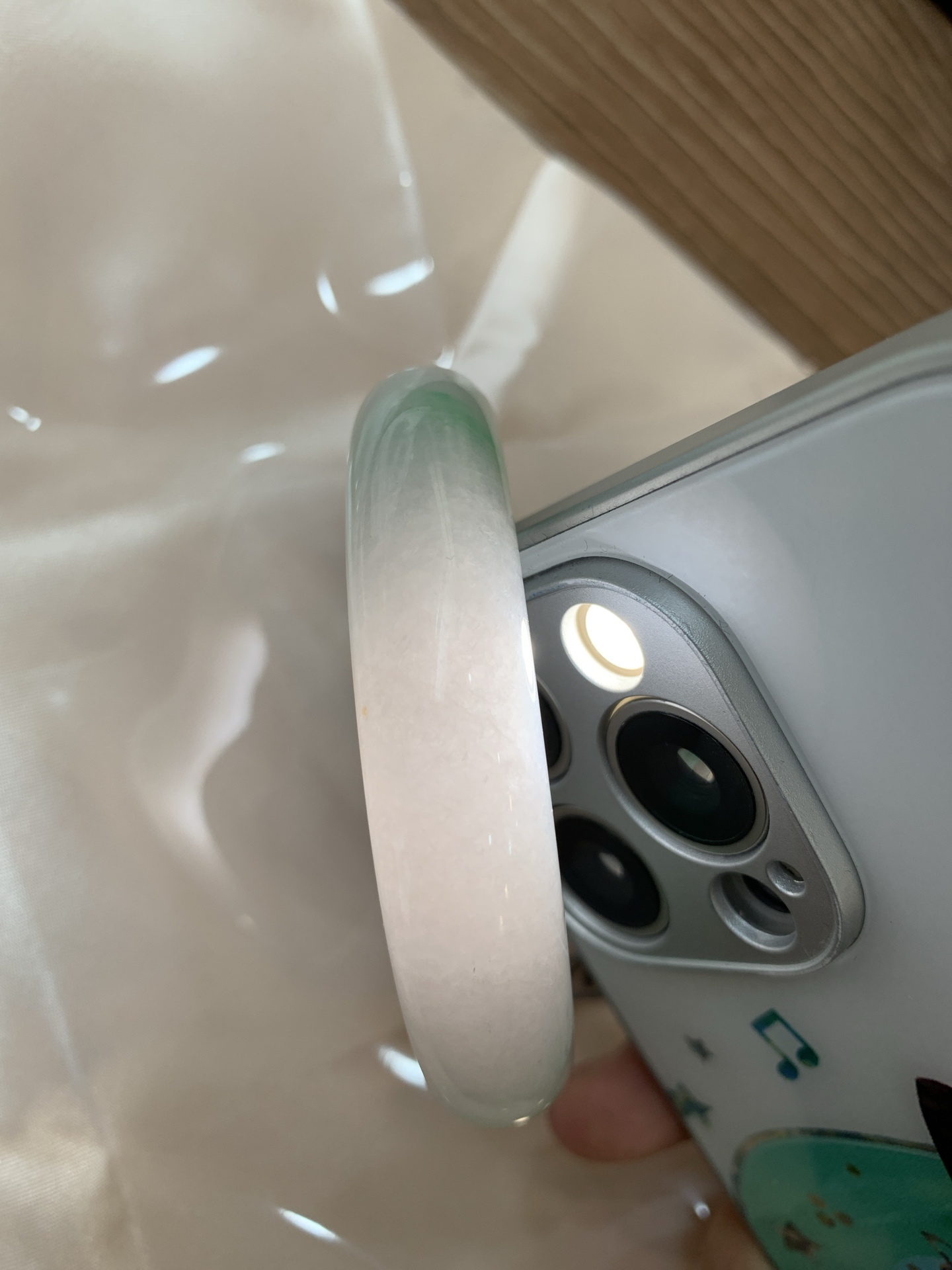 白底青宽版正圈，59.5-8.8-14，0502-N618，打灯细纹，不影响，底妆水润，几抹绿花飘舞，清新动人，更显灵动，有生命力