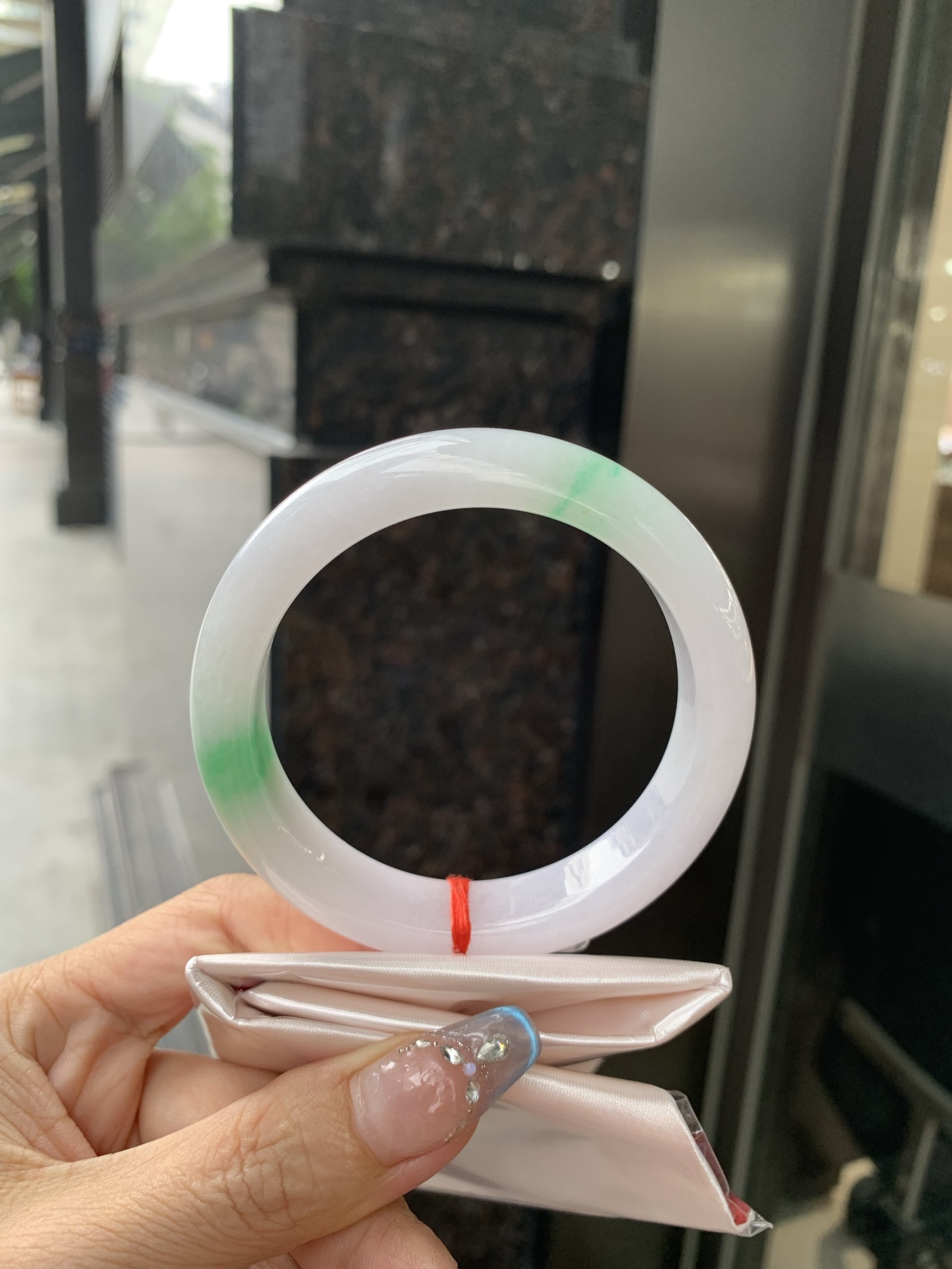 白底青宽版正圈，59.5-8.8-14，0502-N618，打灯细纹，不影响，底妆水润，几抹绿花飘舞，清新动人，更显灵动，有生命力
