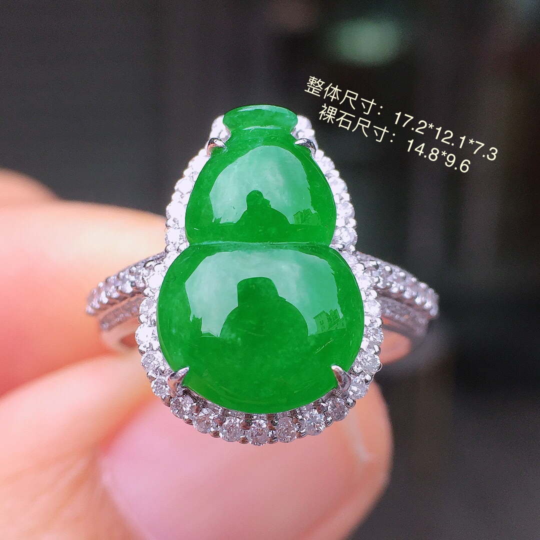 阳绿葫芦戒指，色泽均匀艳丽，玉质细腻，荧光感超
强，饱满圆润，尽显优雅气质，18k
金豪华镶嵌