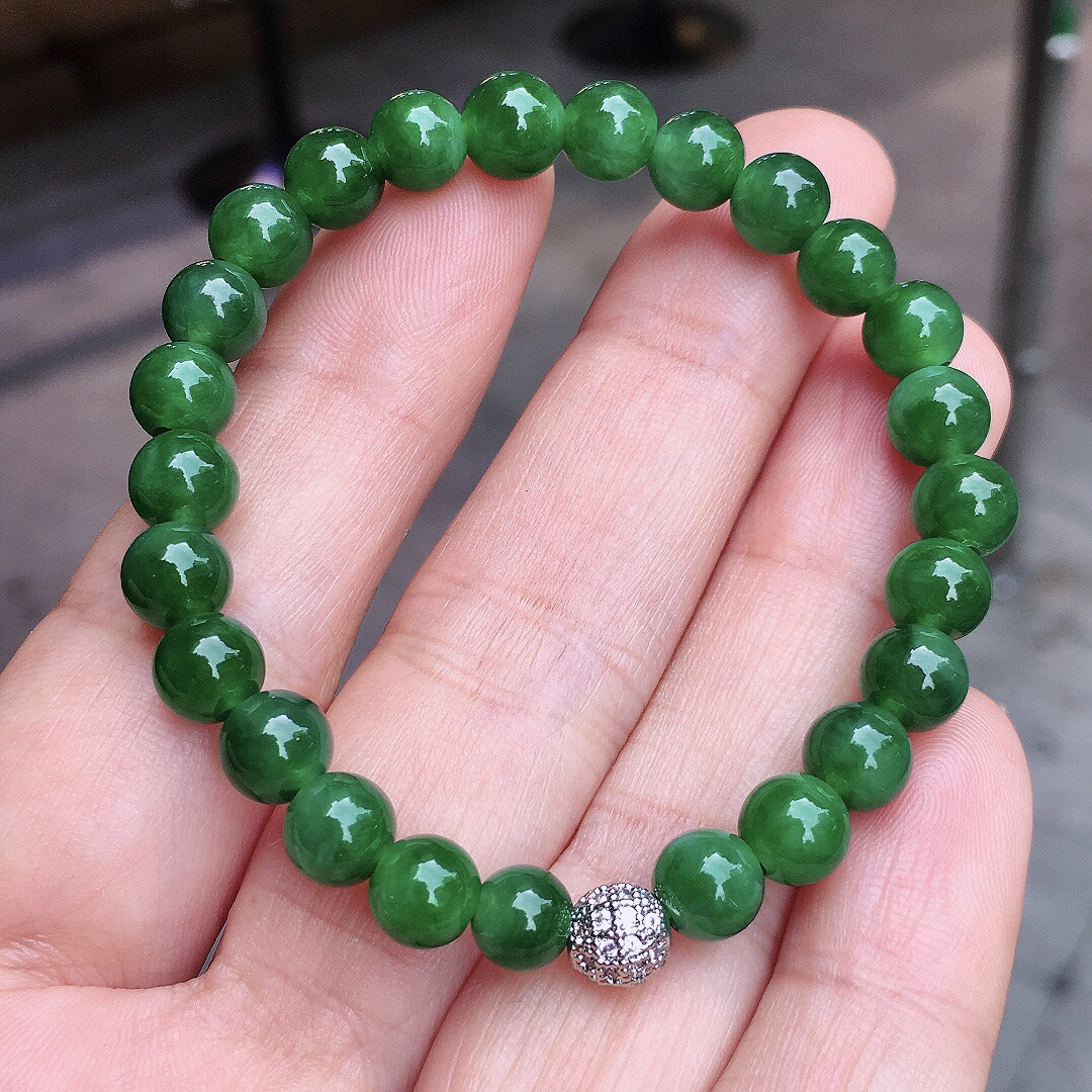 阳绿珠子手串，色泽艳丽，玉质细腻，荧光感超
强，饱满圆润，尽显优雅气质