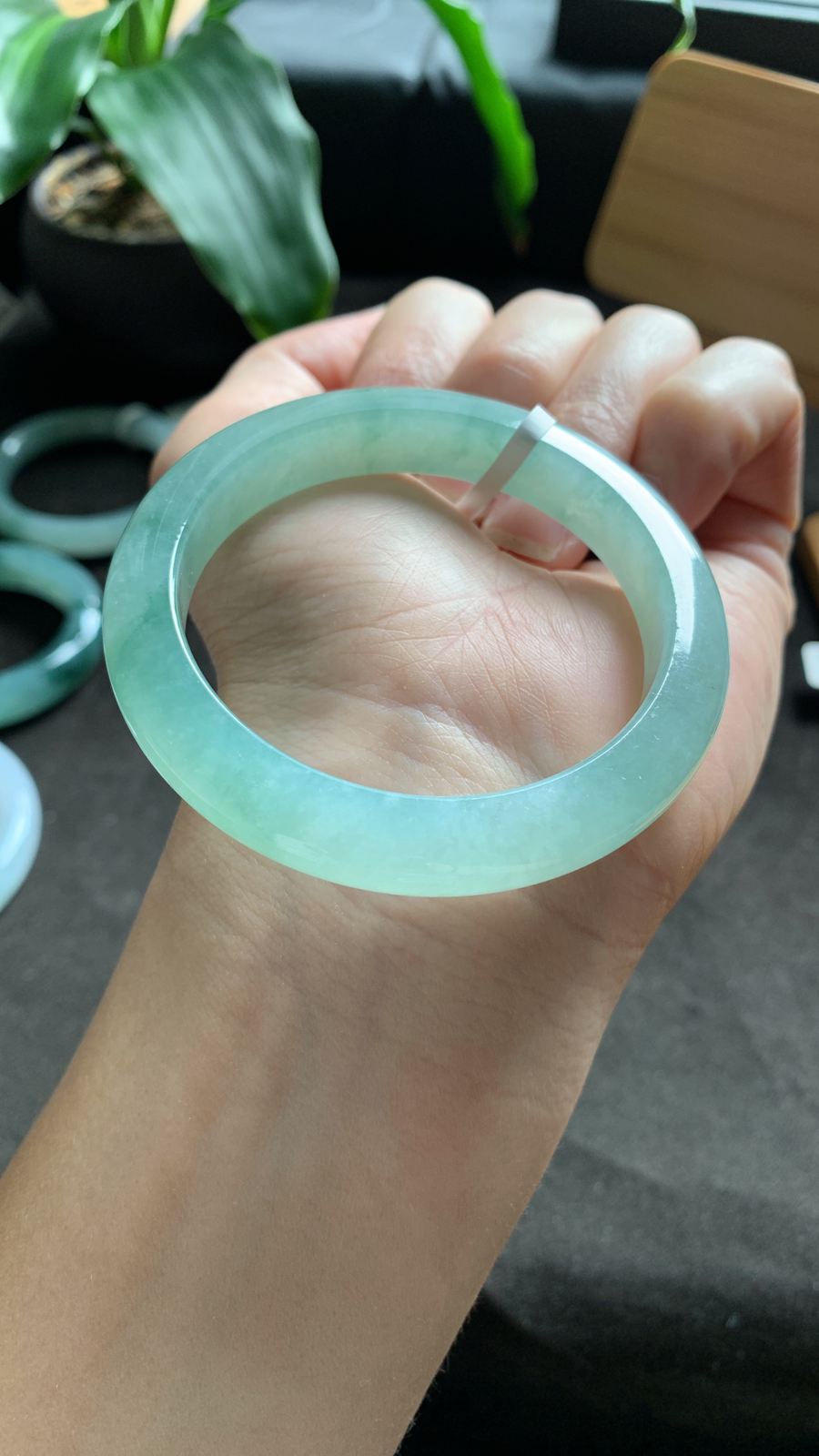 52圈口 天然A货翡翠飘绿手镯 种水好 水润细腻