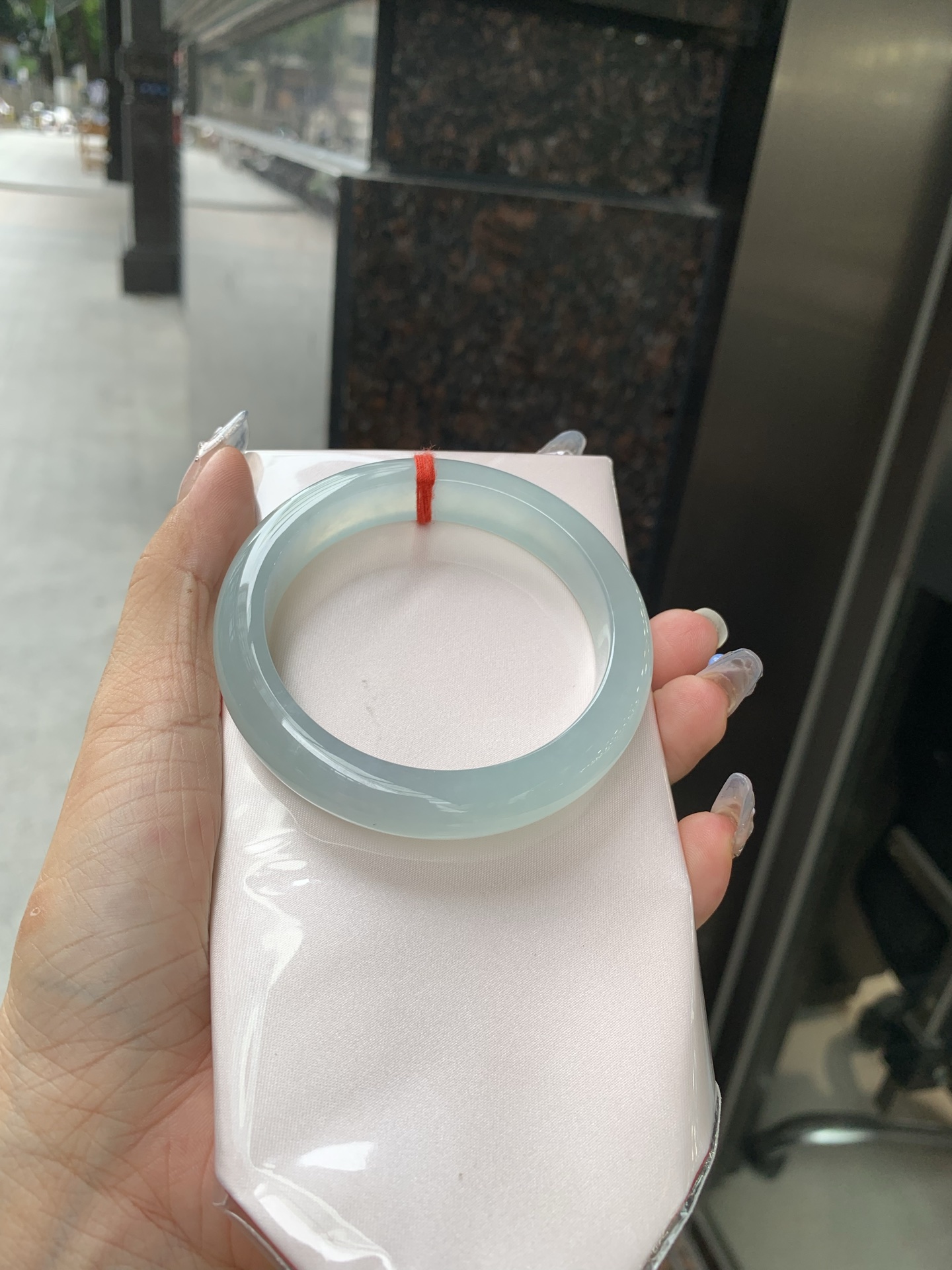 冰蓝正圈，57.4/8.4/11.7，0502-N584-1，底妆冰润细腻，千变万化的冰晴蓝底色，拥有海的颜色，却散发着星空的光芒，这是一只来自冰川蓝的清冷气质仙女镯，无裂