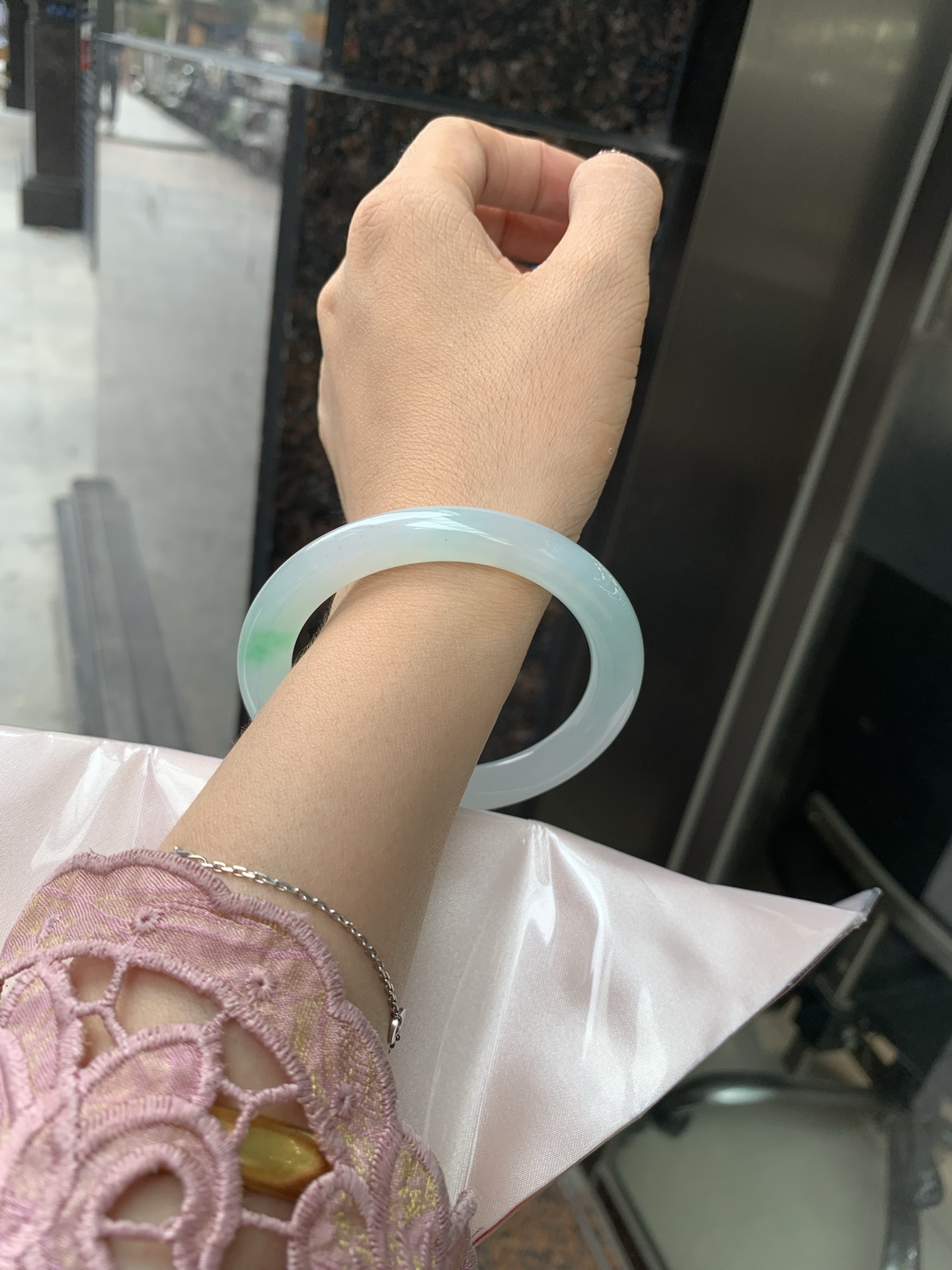 冰飘绿洒金圆条，56.9/9.2/8.9，0502-N604，打灯棉纹，玉质冰润细腻，有洒金特色，清爽的底子飘一抹甜阳绿花，鲜活而灵动，犹如新冒的嫩芽，艳丽惹人