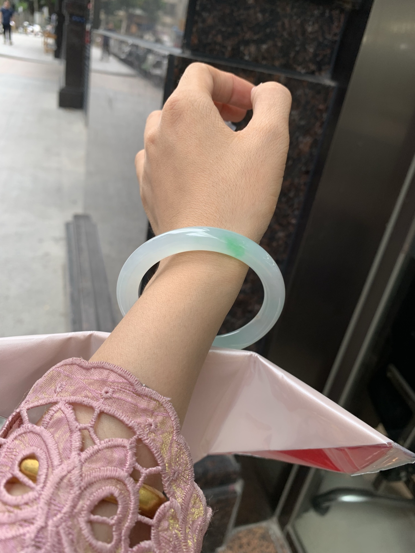 冰飘绿洒金圆条，56.9/9.2/8.9，0502-N604，打灯棉纹，玉质冰润细腻，有洒金特色，清爽的底子飘一抹甜阳绿花，鲜活而灵动，犹如新冒的嫩芽，艳丽惹人