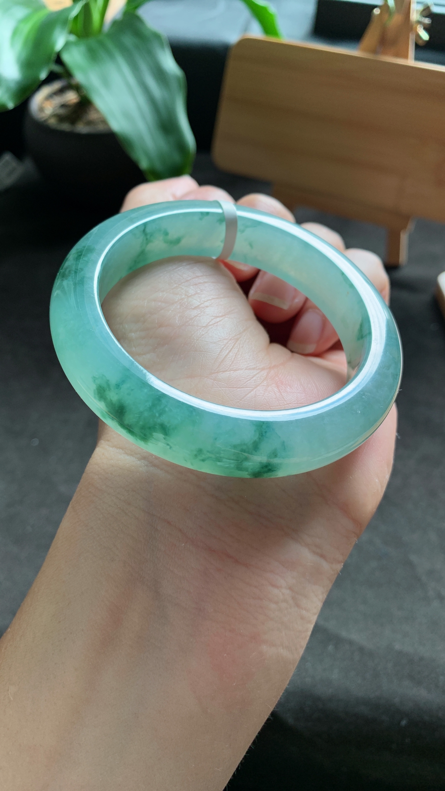 54圈口 天然A货翡翠飘花手镯 种水好 花色灵动