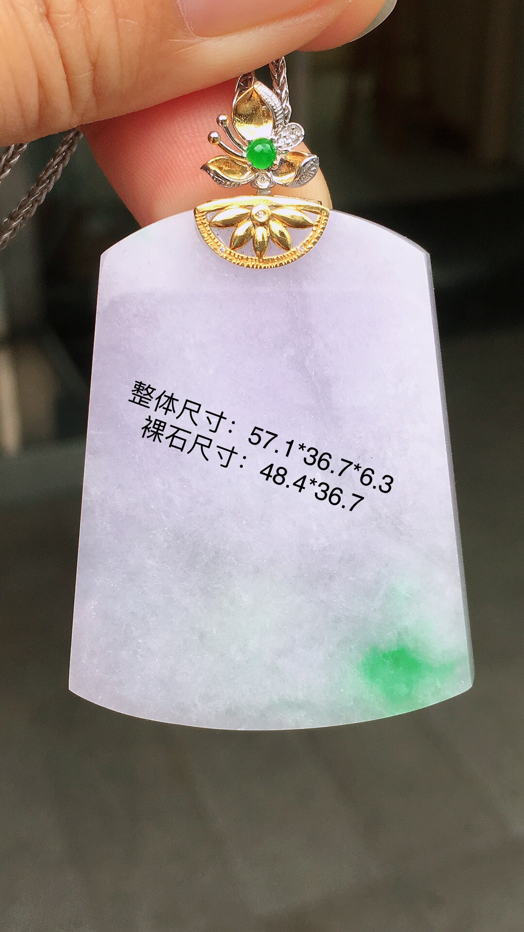 春彩无事牌吊坠，色泽艳丽，玉质细腻，荧光感超
强，饱满圆润，尽显优雅气质，18k
金豪华镶嵌