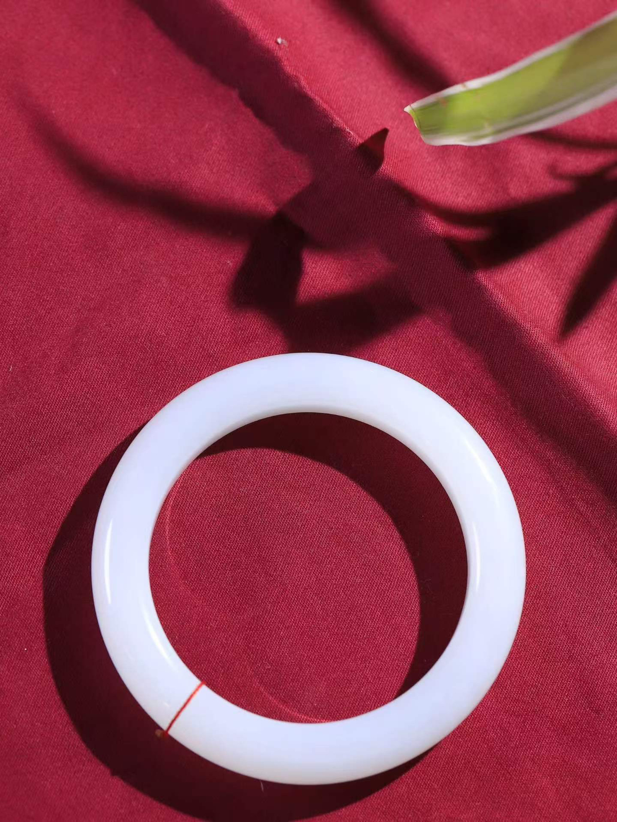 【腕间柔情.手镯】   

精品️和田玉白玉手镯 玉质温润细腻 油性十足 古朴秀雅 轻抚岁月的栏杆软香温玉，腕间玉镯轻轻晃动，令人情动心间，撷一缕月末的芬芳，把心思铺陈，时光静美，惟有你最温柔。重63.5克   尺寸56.5-12-10.2mm  46402855A