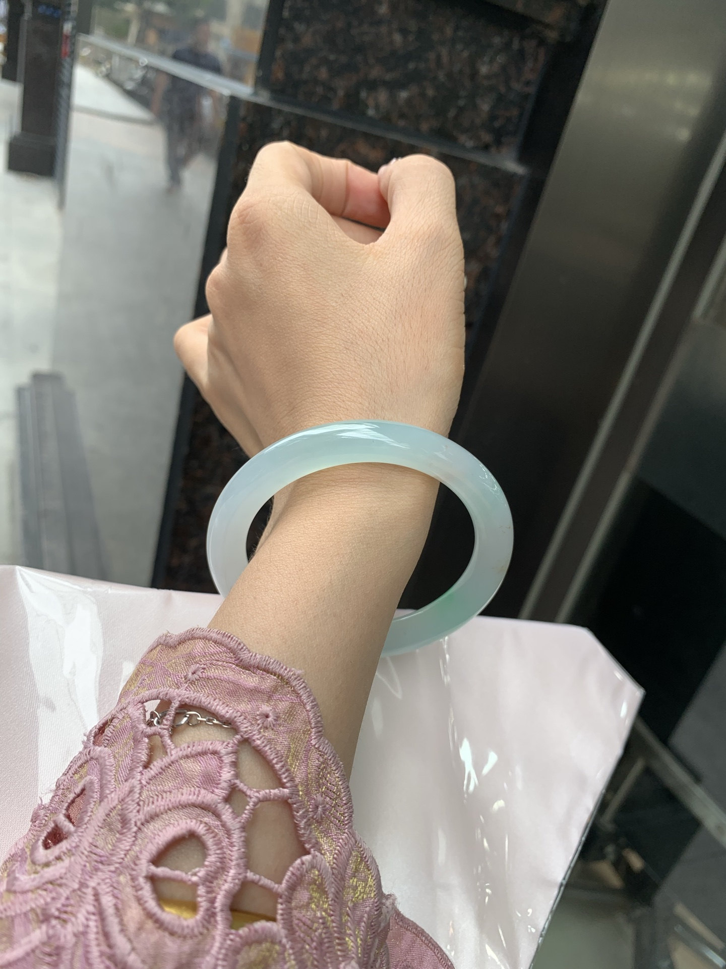 冰飘绿洒金圆条，56.9/9.2/8.9，0502-N604，打灯棉纹，玉质冰润细腻，有洒金特色，清爽的底子飘一抹甜阳绿花，鲜活而灵动，犹如新冒的嫩芽，艳丽惹人
