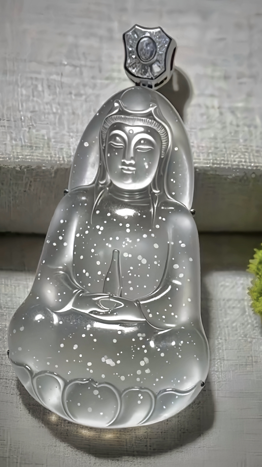 【净心静禅·观自在】，观音菩萨。
裸石约61-35-5.8mm，
整体约71-36-9.5mm，29