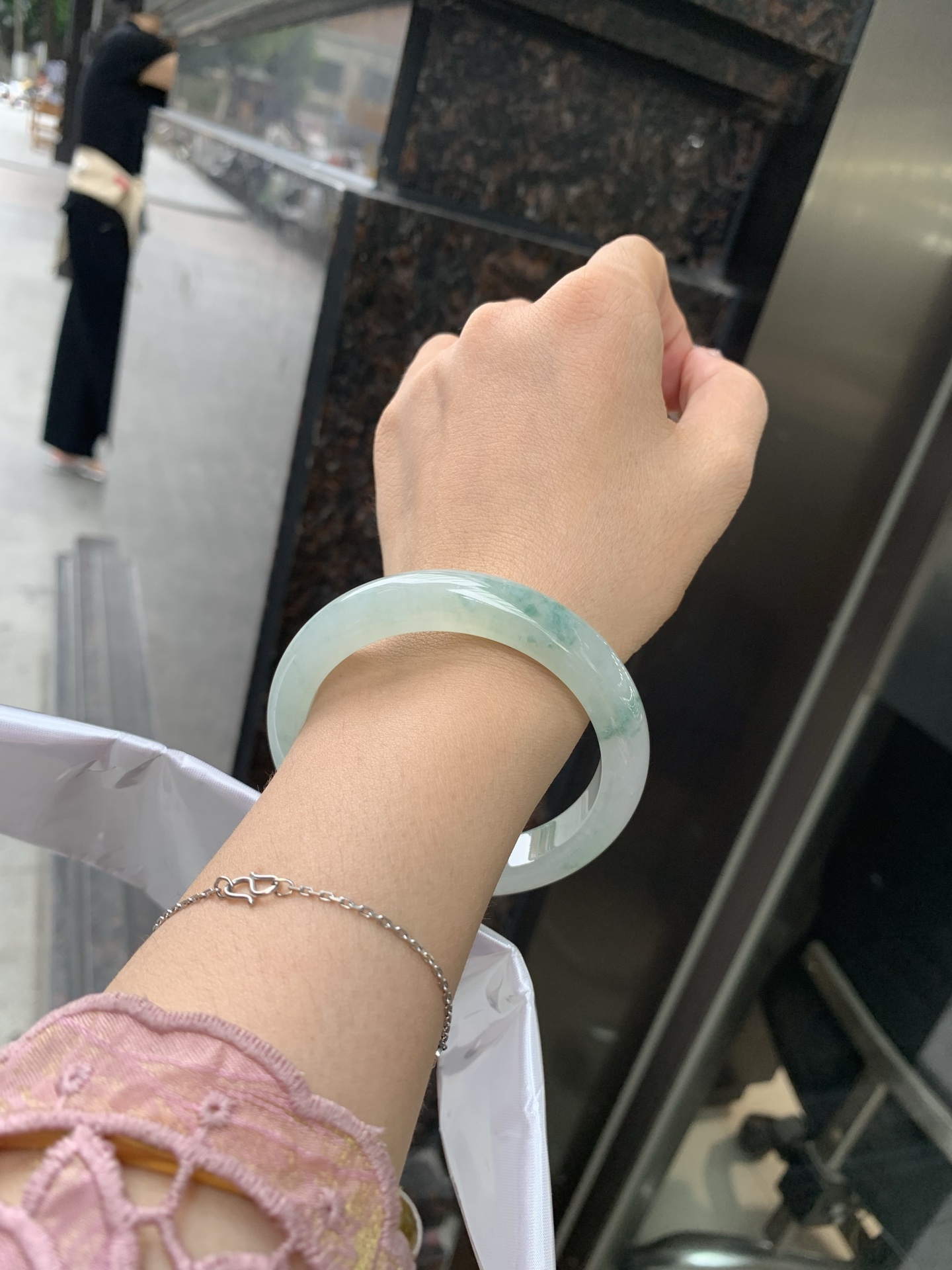 冰飘花正圈，56.2/8.4/11.9，0502-N615，底妆水润细腻，几抹蓝绿花灵动飘逸，意境感十足，古典优雅又秀气，无裂
