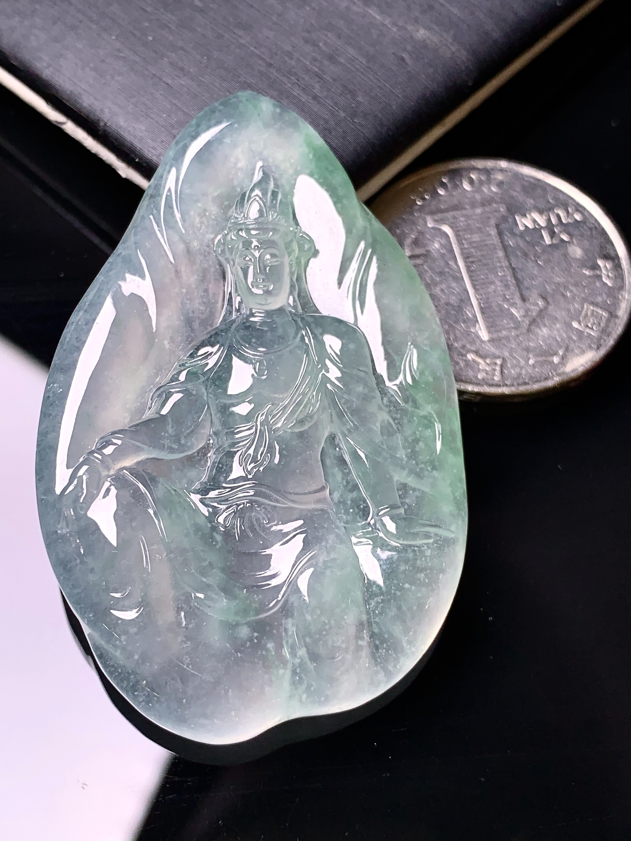 冰种观音菩萨吊坠 玉质细腻 色泽艳丽清新 水润亮眼 整体尺寸51.5*32.5*5.6x7