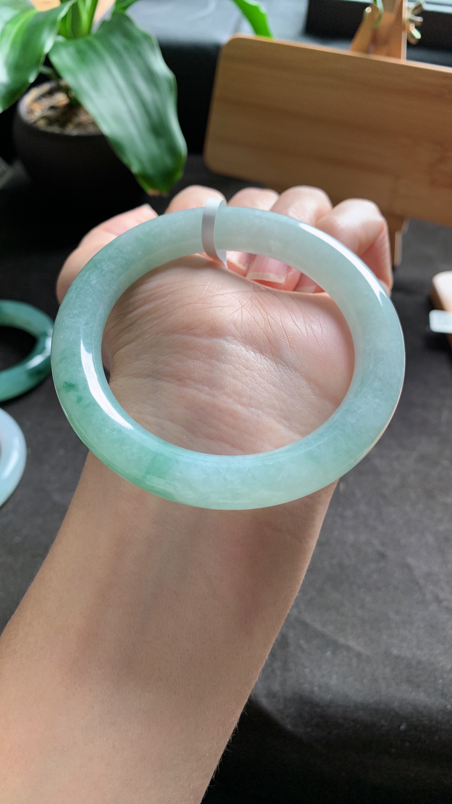 55圈口 天然A货翡翠飘绿手镯 种水好 水润细腻