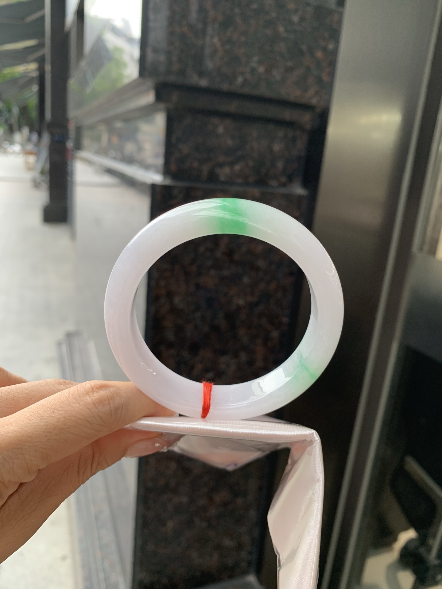 白底青宽版正圈，59.5-8.8-14，0502-N618，打灯细纹，不影响，底妆水润，几抹绿花飘舞，清新动人，更显灵动，有生命力
