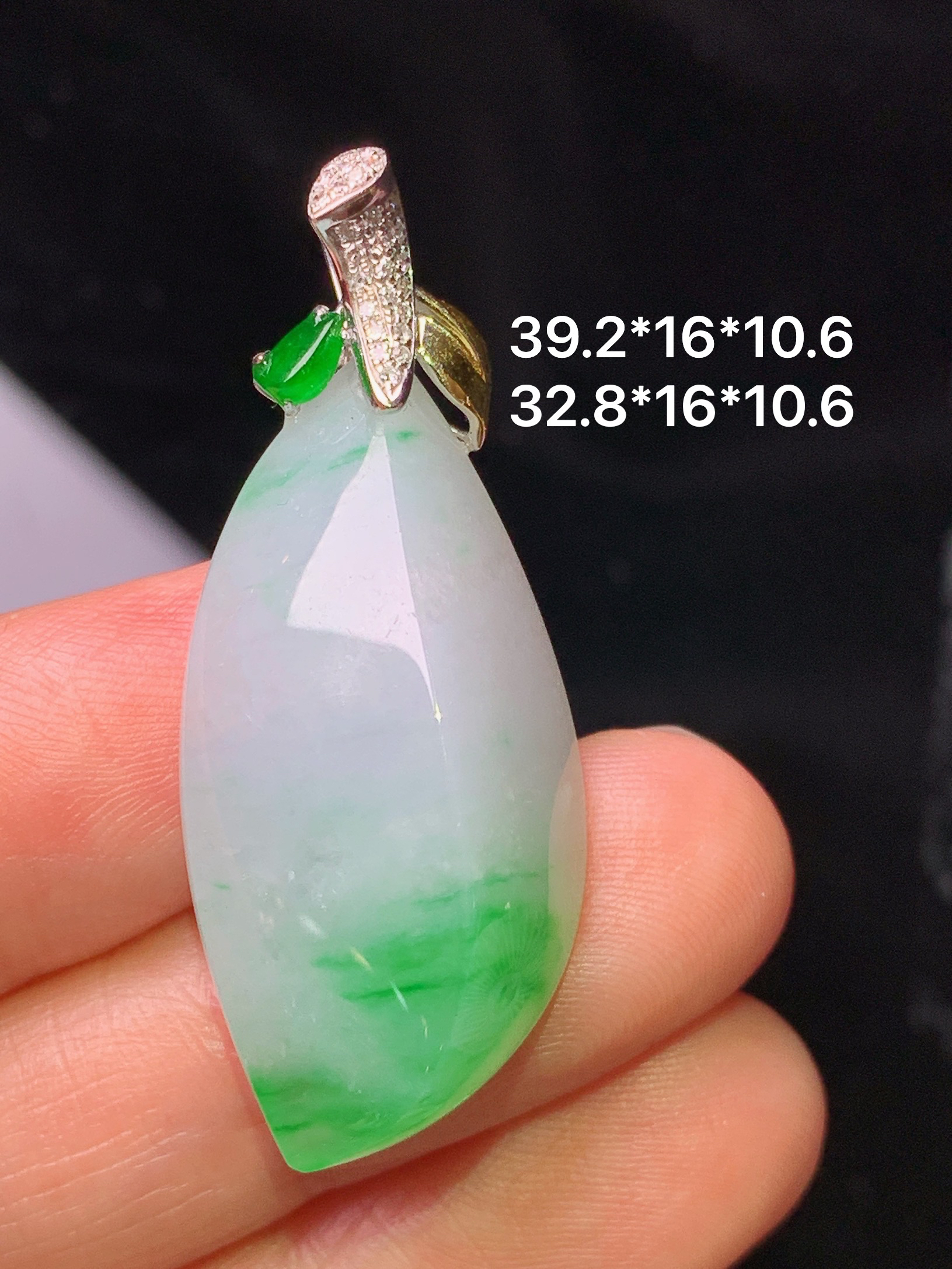 18k金钻镶嵌飘绿随形吊坠 玉质细腻 色泽艳丽清新 水润亮眼 整体尺寸39.2*16*10.6b1