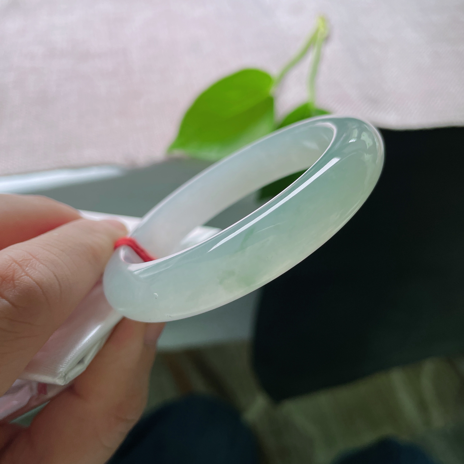 53.5/12/8.5，冰晴底正圈，起荧光的灵动与冰融之润的细腻相融，佩戴越久，越显岁月赋予的通透质感。ss48211a..
