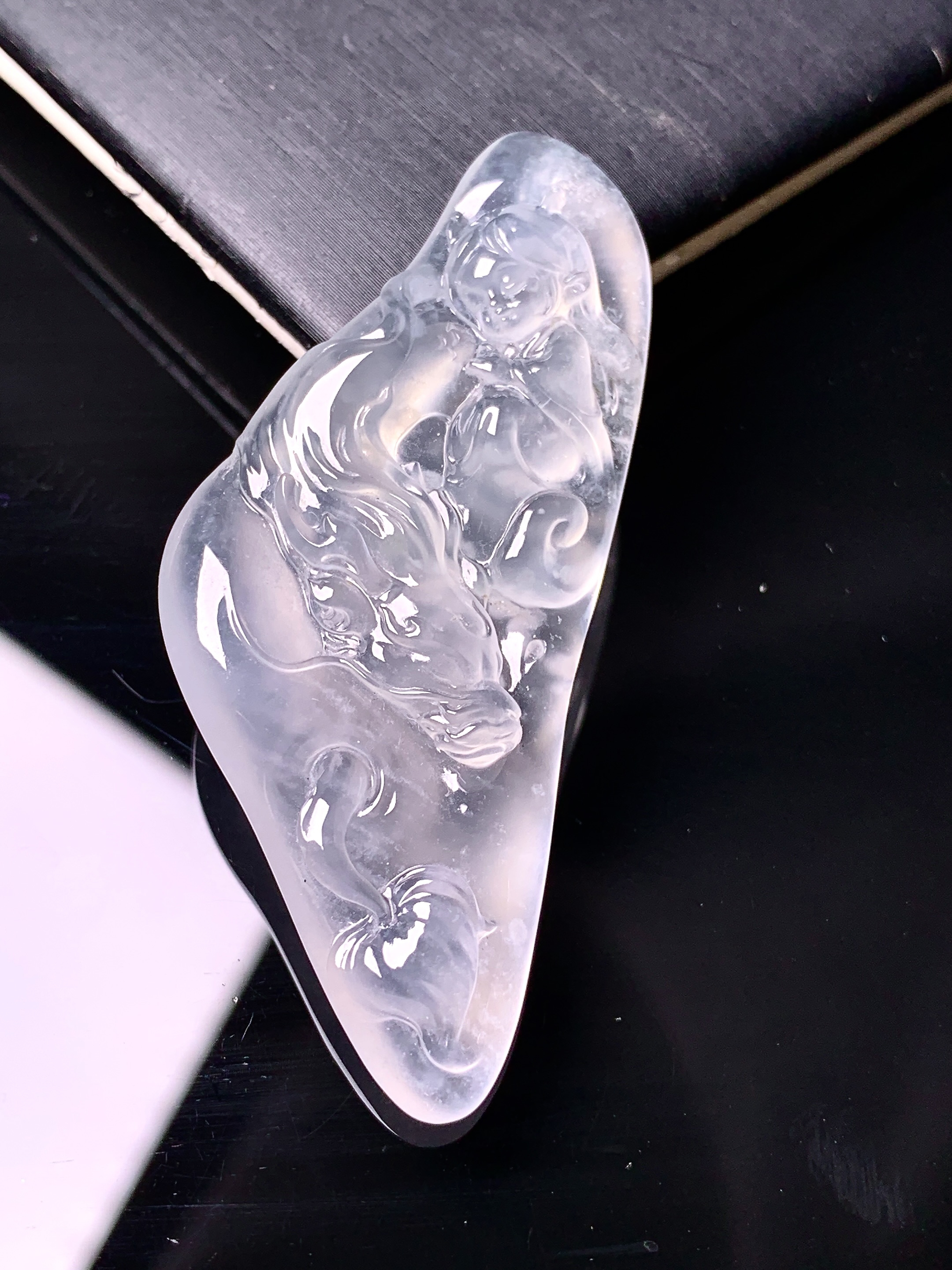 冰种龙牌吊坠 玉质细腻 色泽艳丽清新 水润亮眼 整体尺寸55.2*23*6x7
