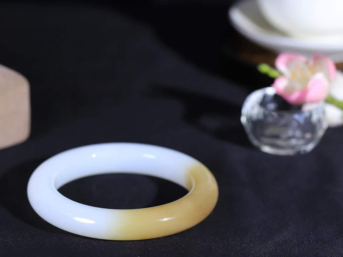 【腕间柔情.手镯】   

精品️和田玉糖白玉手镯 玉质温润细腻 油性十足 古朴秀雅 轻抚岁月的栏杆软香温玉，腕间玉镯轻轻晃动，令人情动心间，撷一缕月末的芬芳，把心思铺陈，时光静美，惟有你最温柔。重73.3克   尺寸57.5-12.6-11.3mm  46402755A