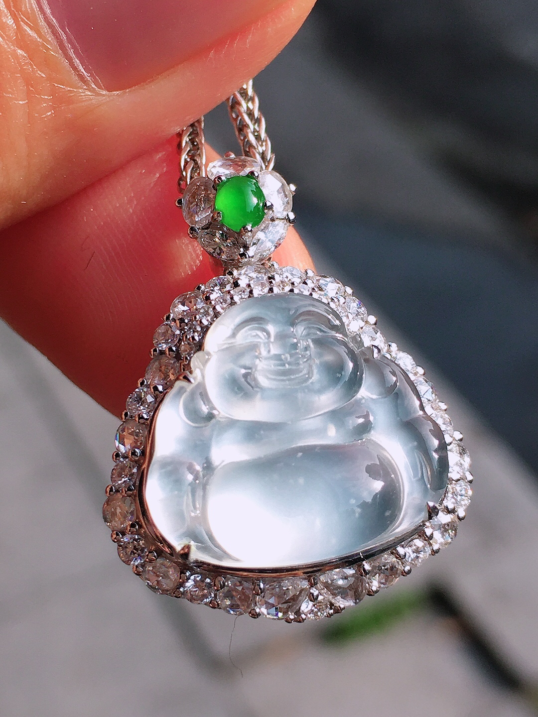 冰种佛公吊坠，玉质细腻，荧光感超
强，饱满圆润，尽显优雅气质，18k
金豪华镶嵌