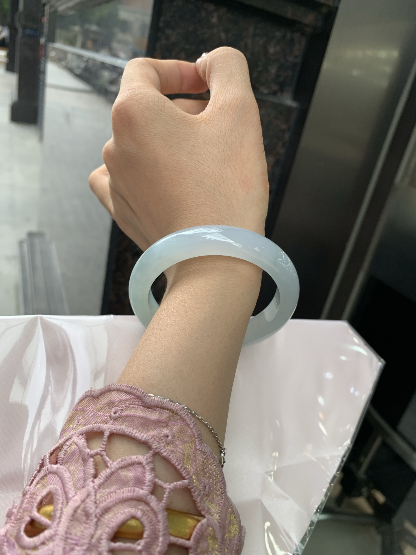 冰晴正圈，54/8.2/12.4，0502-4A101，打灯棉线，底妆水润，满圈渐变晴底，像初春嫩芽落入清泉，均匀柔和，抬眼就是一片宁静感