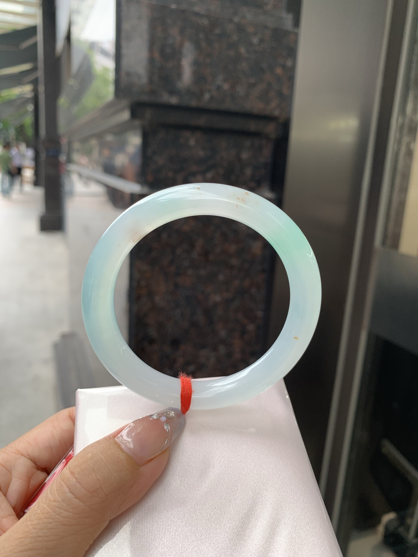 冰飘绿洒金圆条，56.9/9.2/8.9，0502-N604，打灯棉纹，玉质冰润细腻，有洒金特色，清爽的底子飘一抹甜阳绿花，鲜活而灵动，犹如新冒的嫩芽，艳丽惹人
